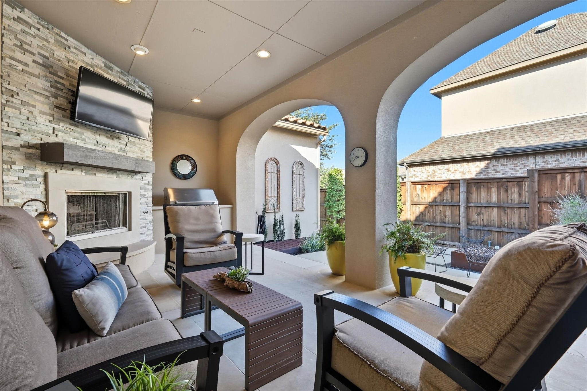 Carrollton, Texas, 75010, United States, 4 Bedrooms Bedrooms, ,7 BathroomsBathrooms,Residential,Active,1960128