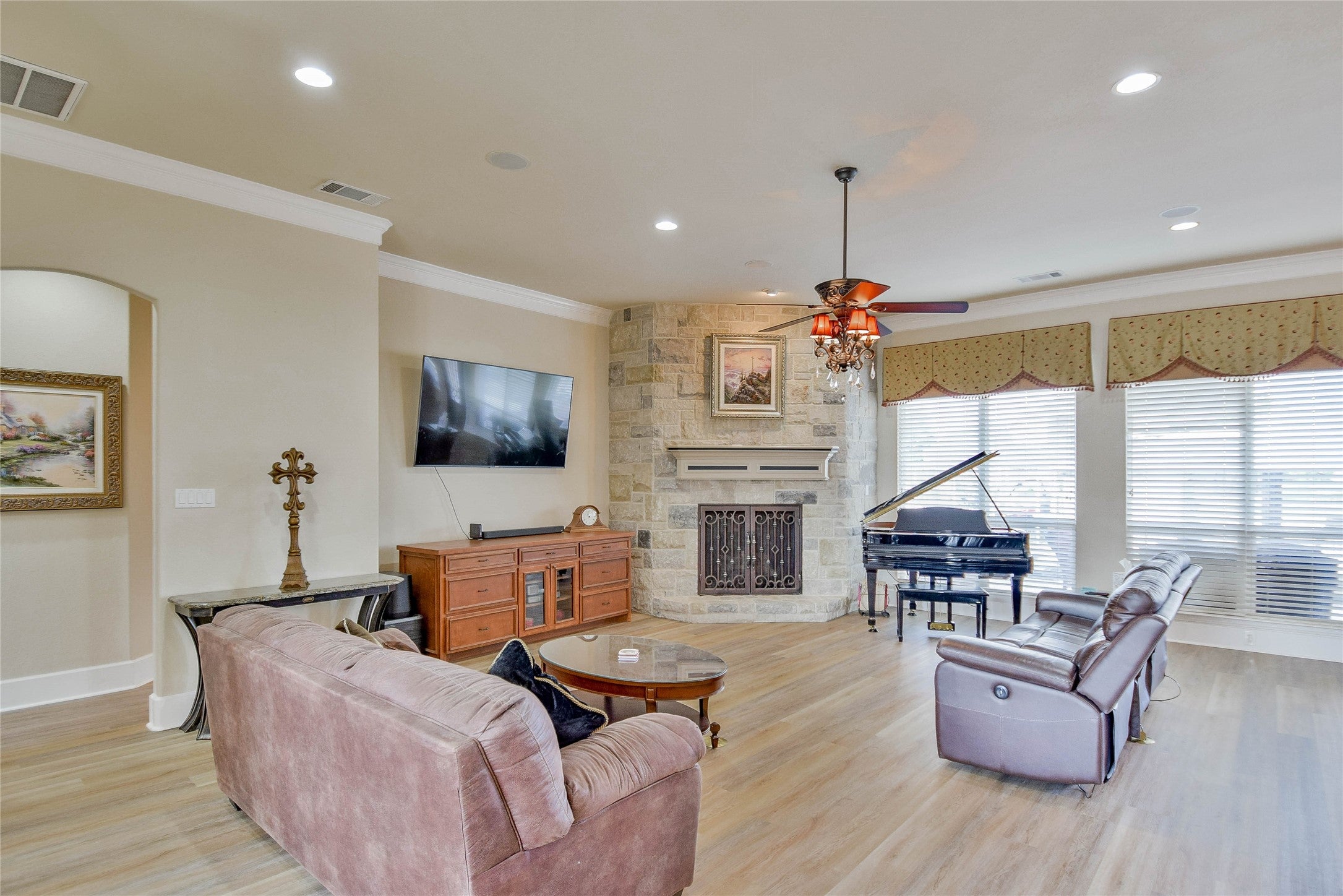 Granbury, Texas, 76048, United States, 4 Bedrooms Bedrooms, ,4 BathroomsBathrooms,Residential,Active,1967289