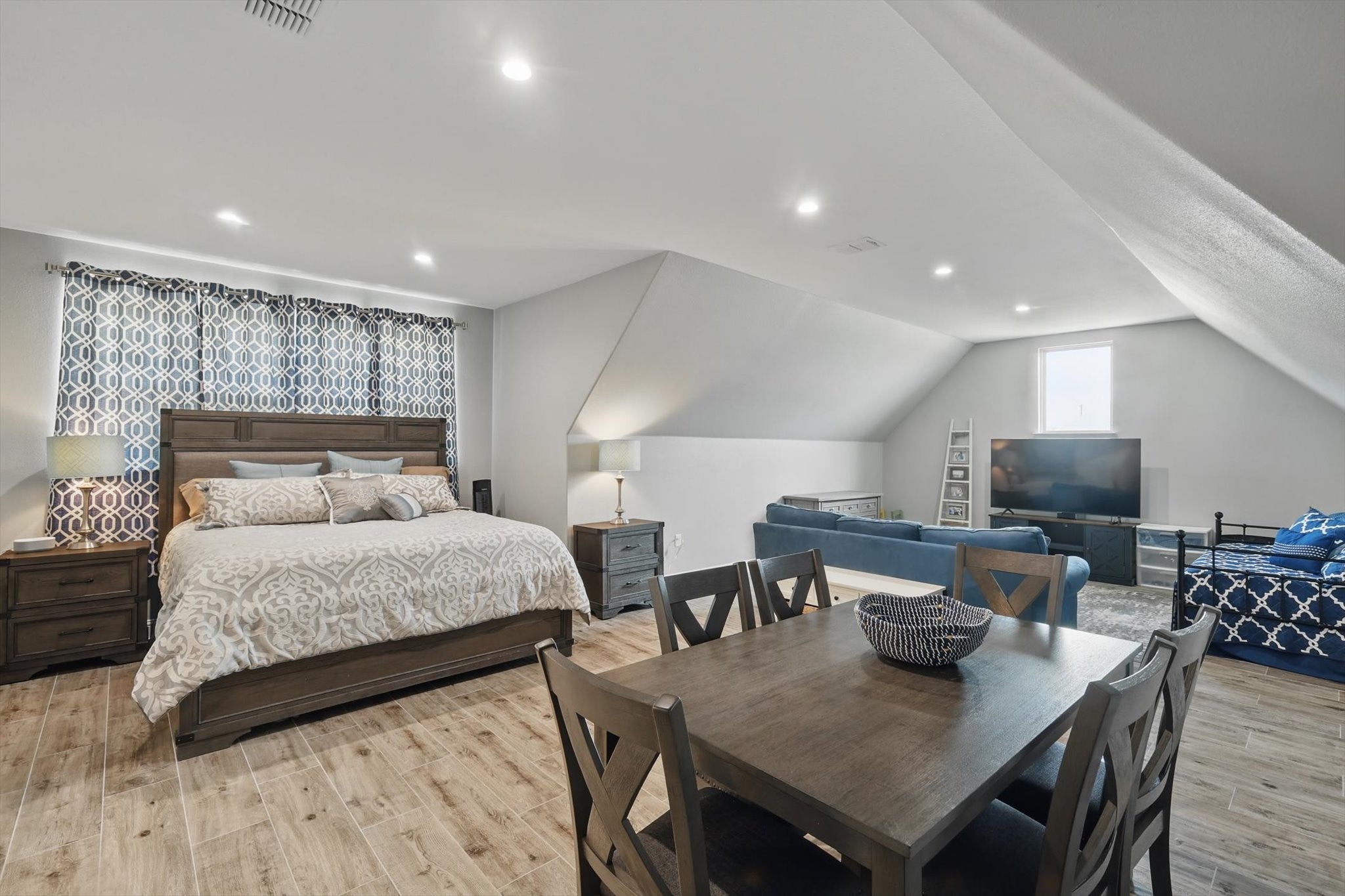 Fort Worth, Texas, 76126, United States, 4 Bedrooms Bedrooms, ,6 BathroomsBathrooms,Residential,Active,1828687