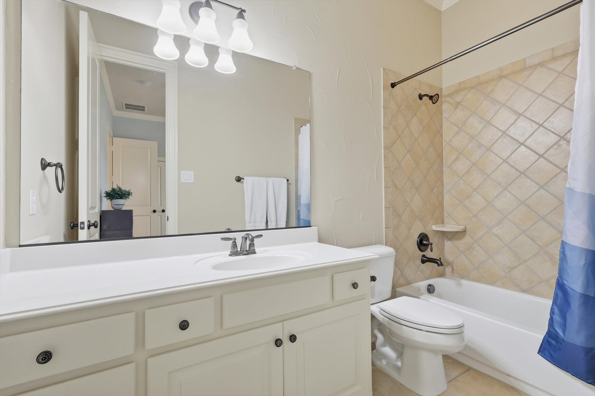 Carrollton, Texas, 75010, United States, 4 Bedrooms Bedrooms, ,7 BathroomsBathrooms,Residential,Active,1960128