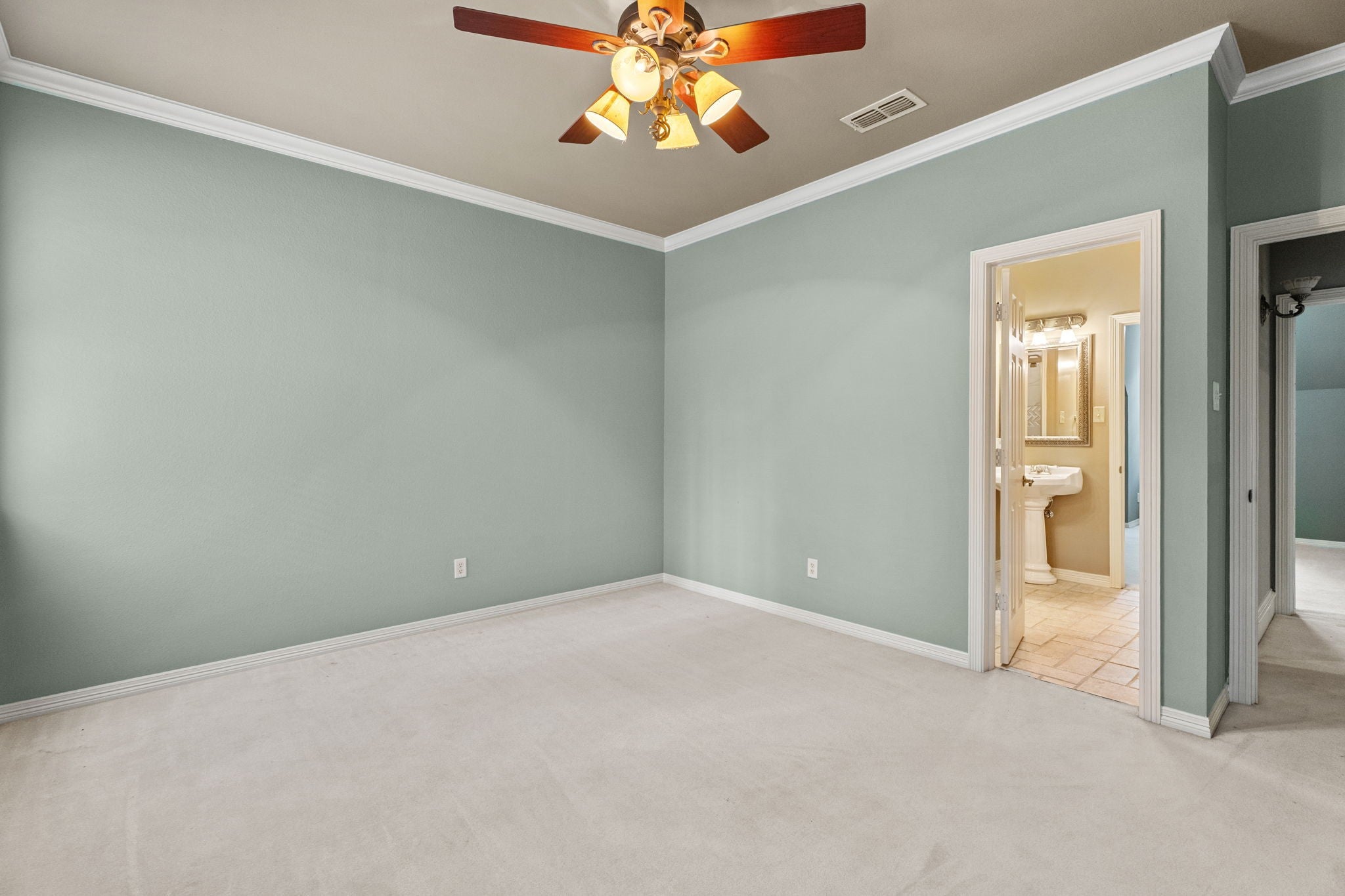 Tyler, Texas, 75703, United States, 3 Bedrooms Bedrooms, ,5 BathroomsBathrooms,Residential,Active,1892605