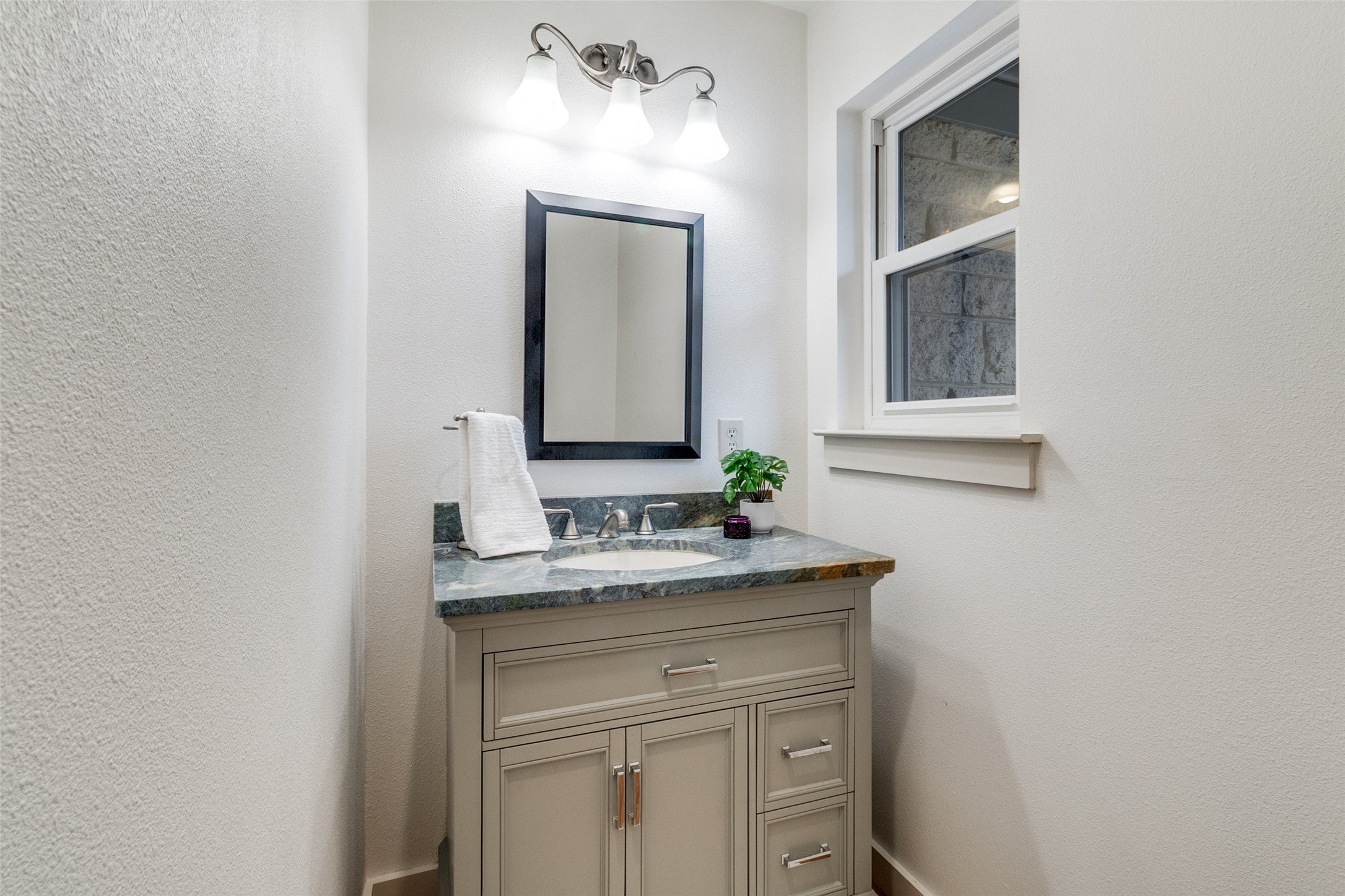 Dallas, Texas, 75214, United States, 3 Bedrooms Bedrooms, ,3 BathroomsBathrooms,Residential,Active,2002602