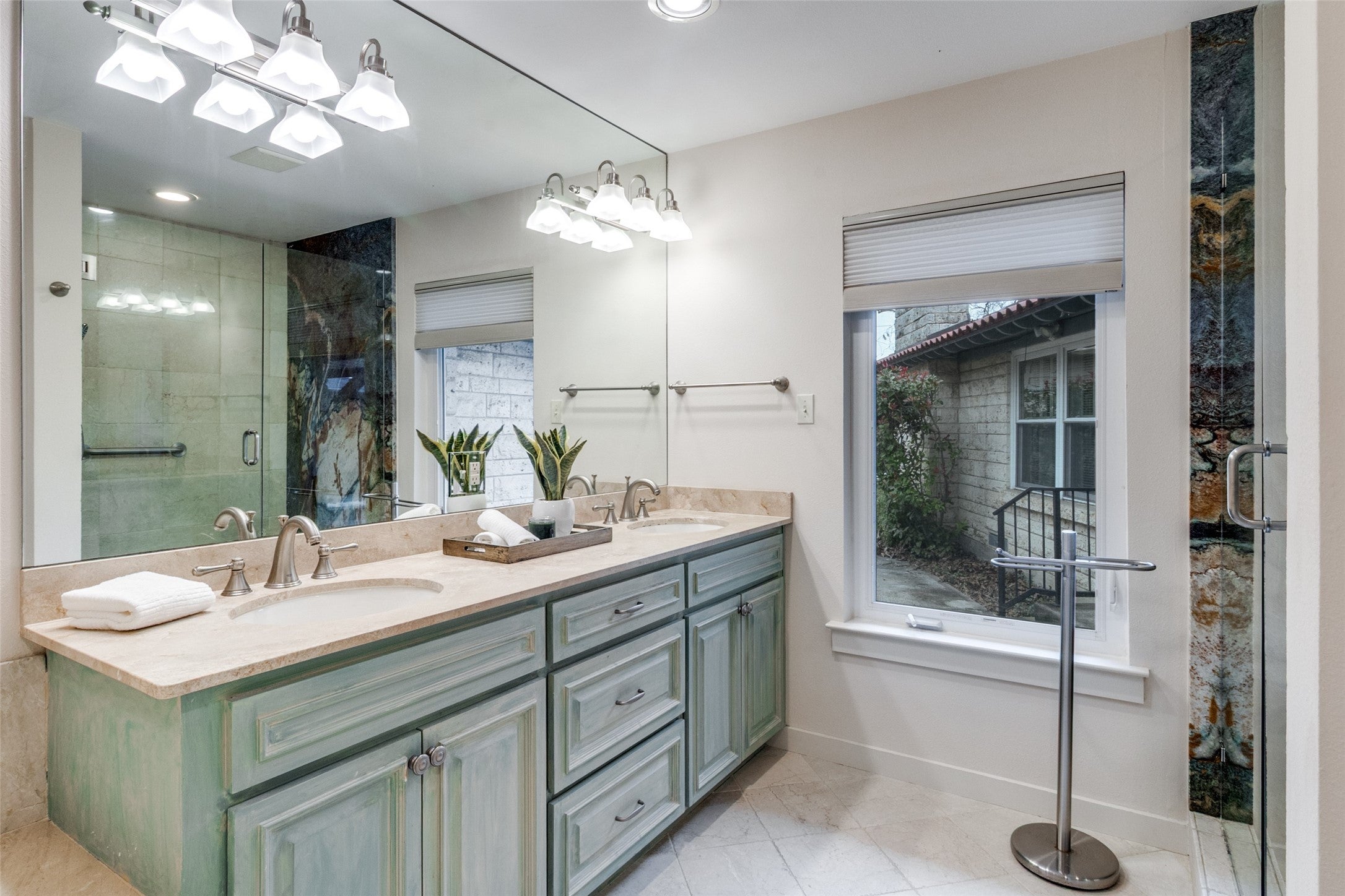 Dallas, Texas, 75214, United States, 3 Bedrooms Bedrooms, ,3 BathroomsBathrooms,Residential,Active,2002602