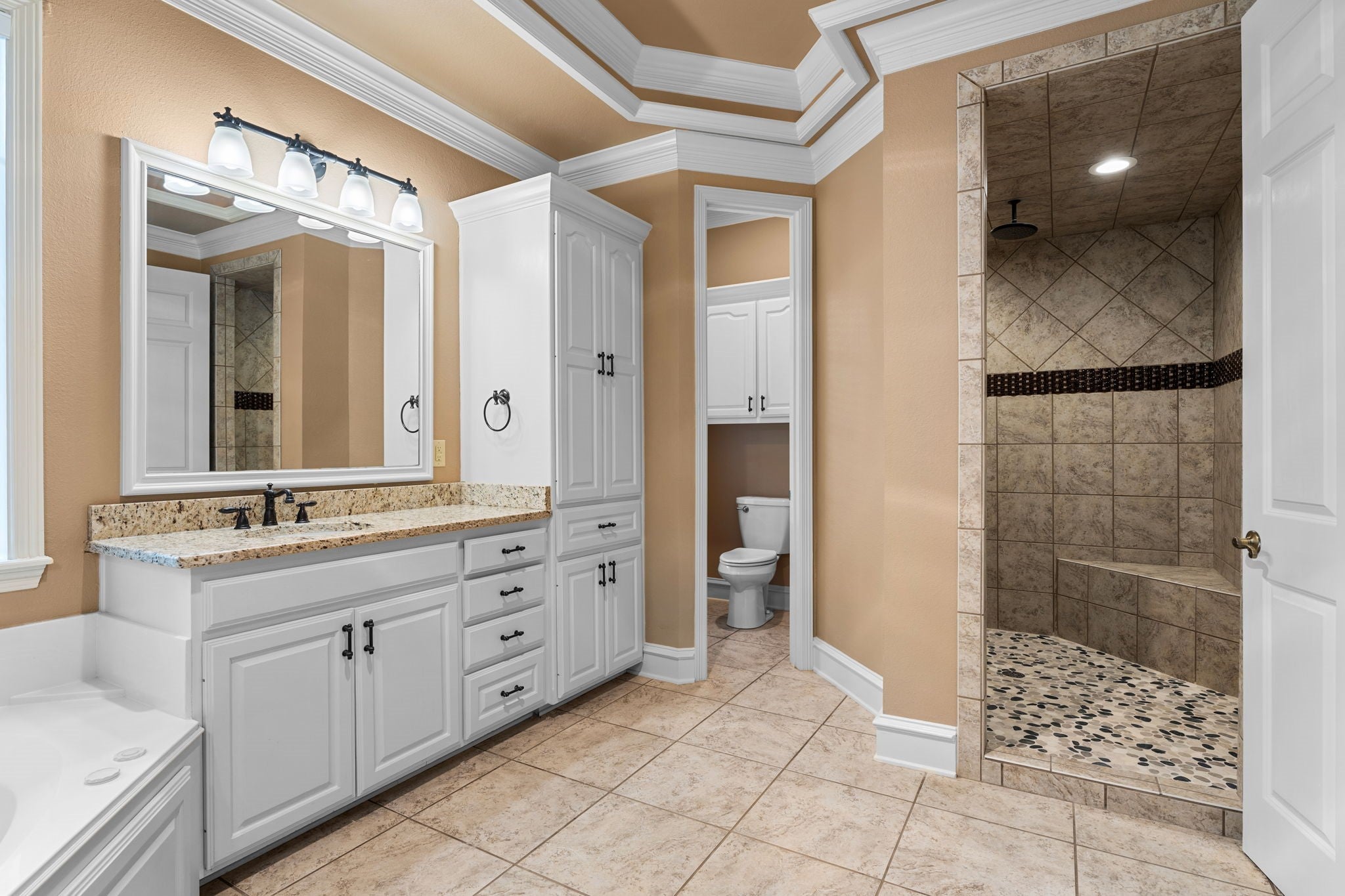 Tyler, Texas, 75703, United States, 3 Bedrooms Bedrooms, ,5 BathroomsBathrooms,Residential,Active,1892605