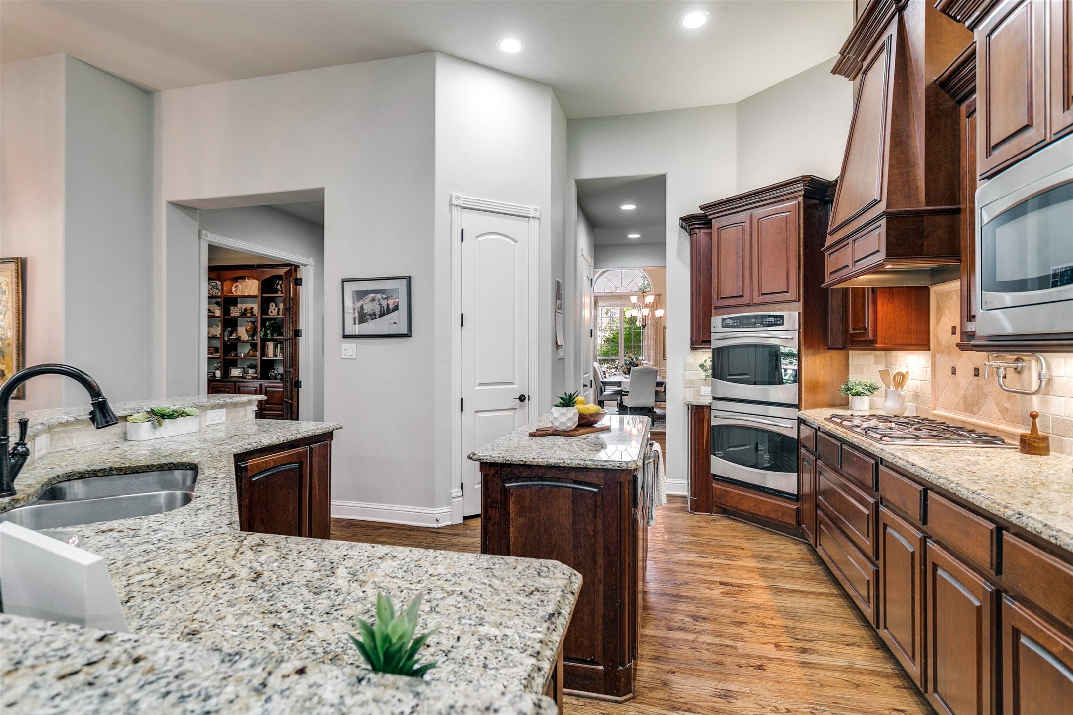 Southlake, Texas, 76092, United States, 4 Bedrooms Bedrooms, ,5 BathroomsBathrooms,Residential,Active,1963281