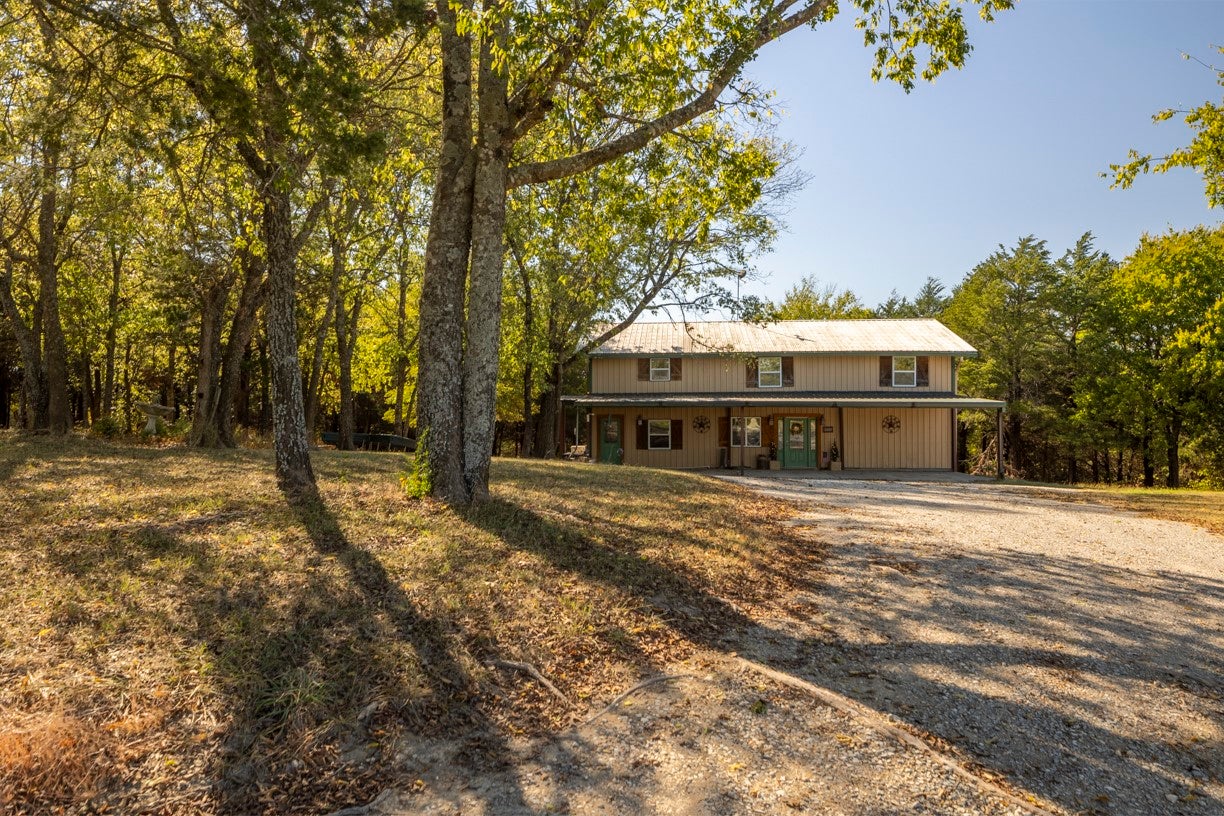 Bonham, Texas, 75418, United States, 9 Bedrooms Bedrooms, ,6 BathroomsBathrooms,Residential,Active,1988719