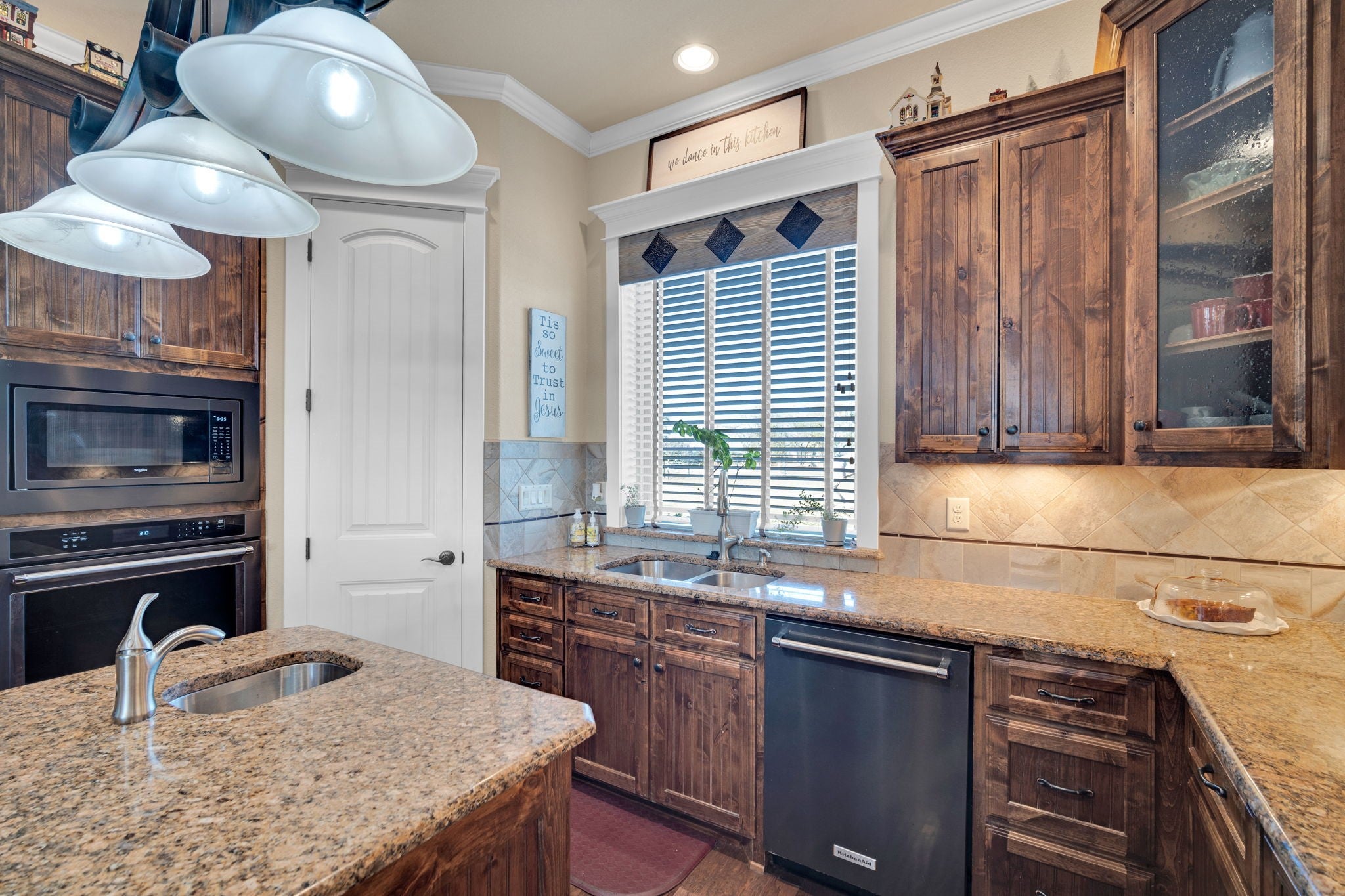 Waxahachie, Texas, 75165, United States, 3 Bedrooms Bedrooms, ,3 BathroomsBathrooms,Residential,Active,2001358