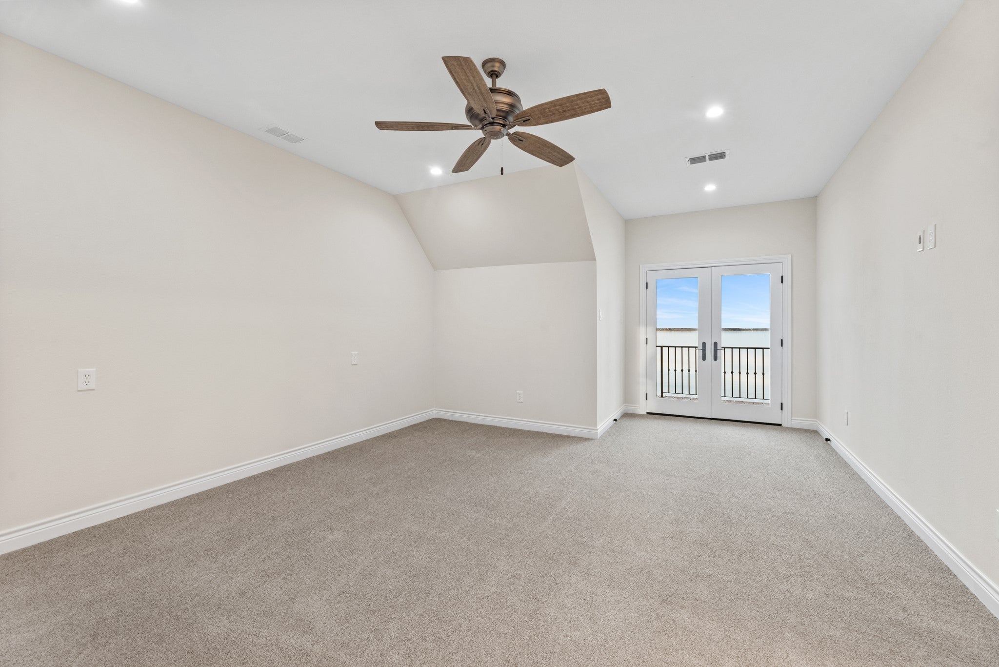 Corsicana, Texas, 75109, United States, 6 Bedrooms Bedrooms, ,7 BathroomsBathrooms,Residential,Active,1798111