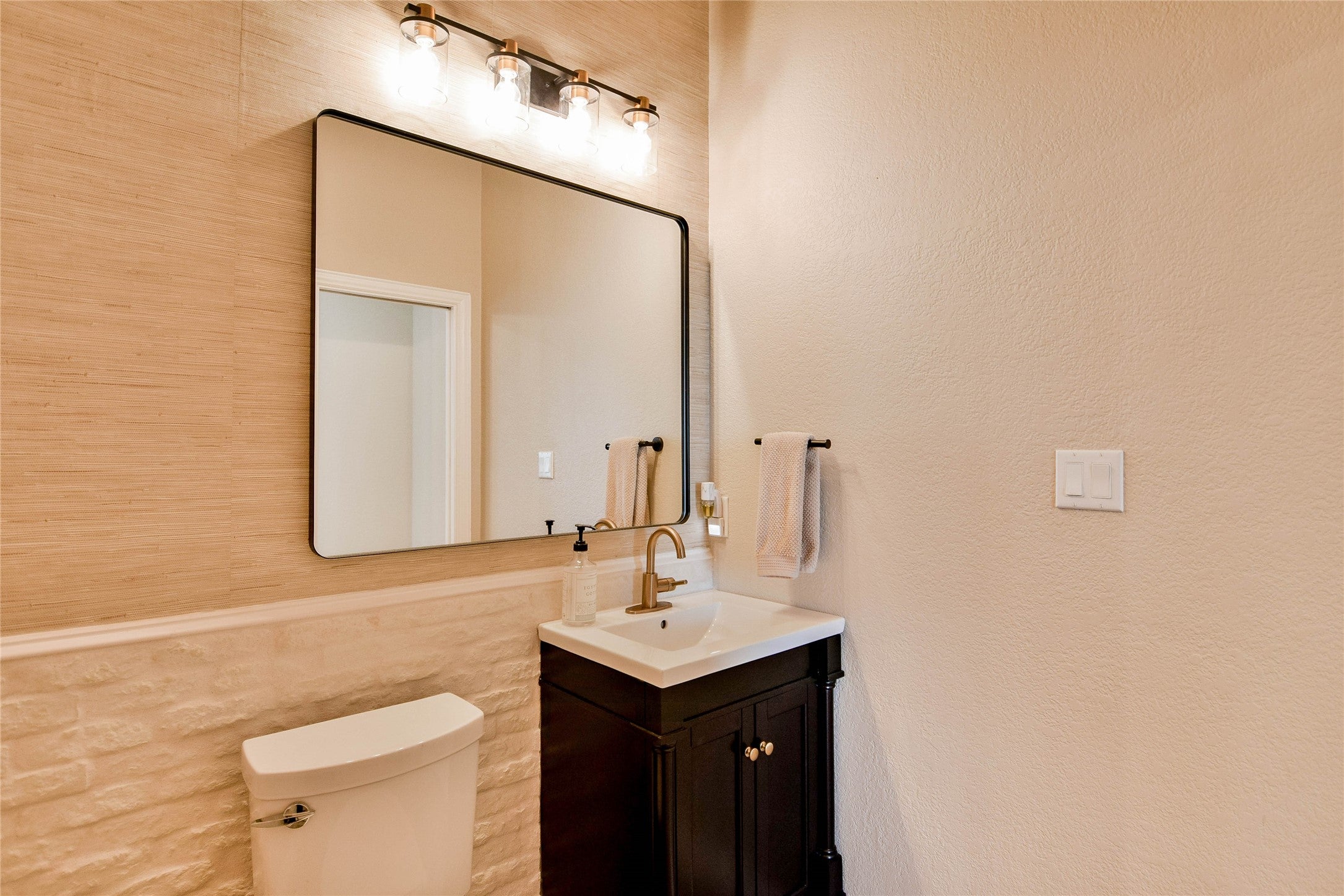 Granbury, Texas, 76048, United States, 3 Bedrooms Bedrooms, ,3 BathroomsBathrooms,Residential,Active,1988467