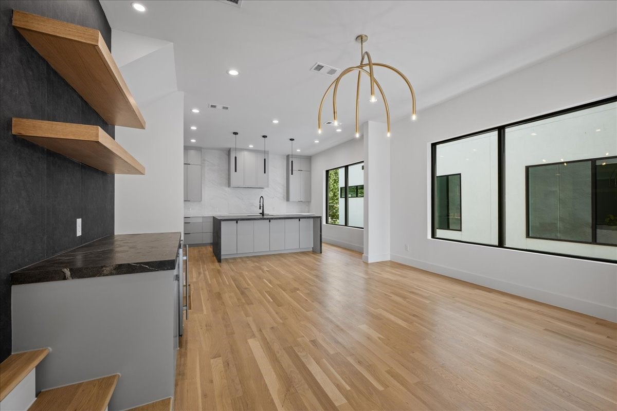 Dallas, Texas, 75204, United States, 4 Bedrooms Bedrooms, ,4 BathroomsBathrooms,Residential,Active,1929655