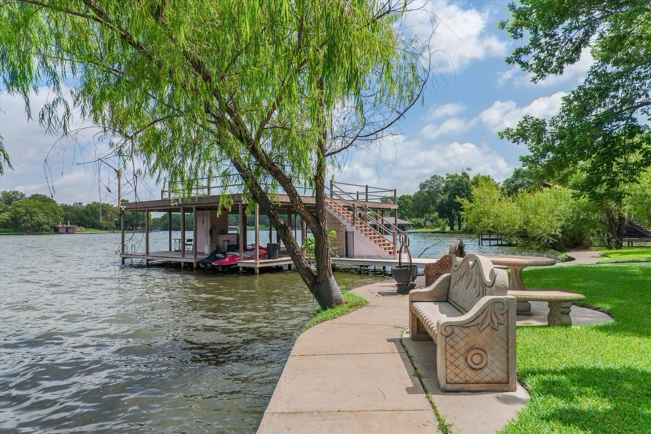 Mabank, Texas, 75156, United States, 5 Bedrooms Bedrooms, ,6 BathroomsBathrooms,Residential,Active,1894194