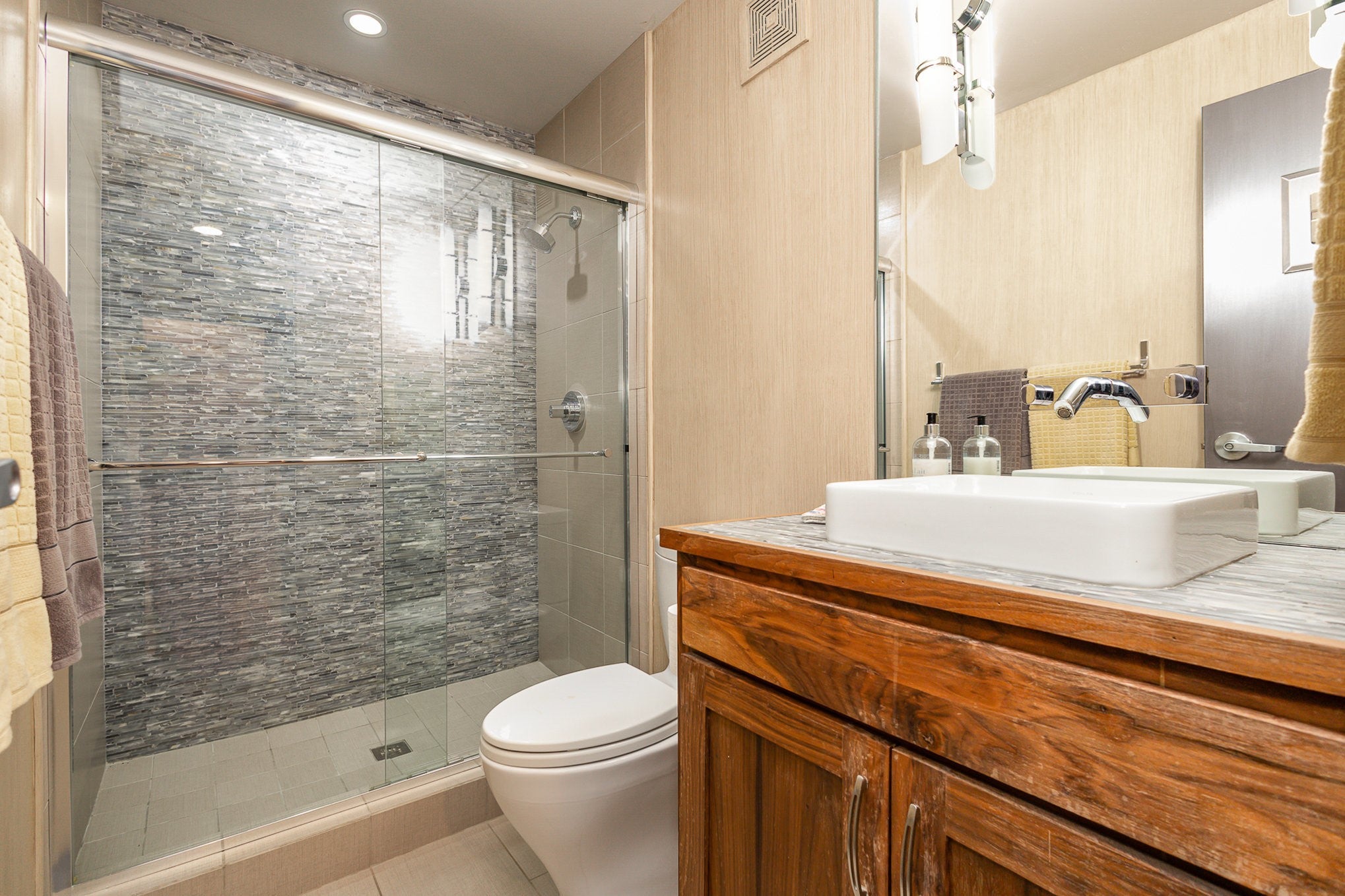 Dallas, Texas, 75240, United States, 6 Bedrooms Bedrooms, ,4 BathroomsBathrooms,Residential,Active,1894543