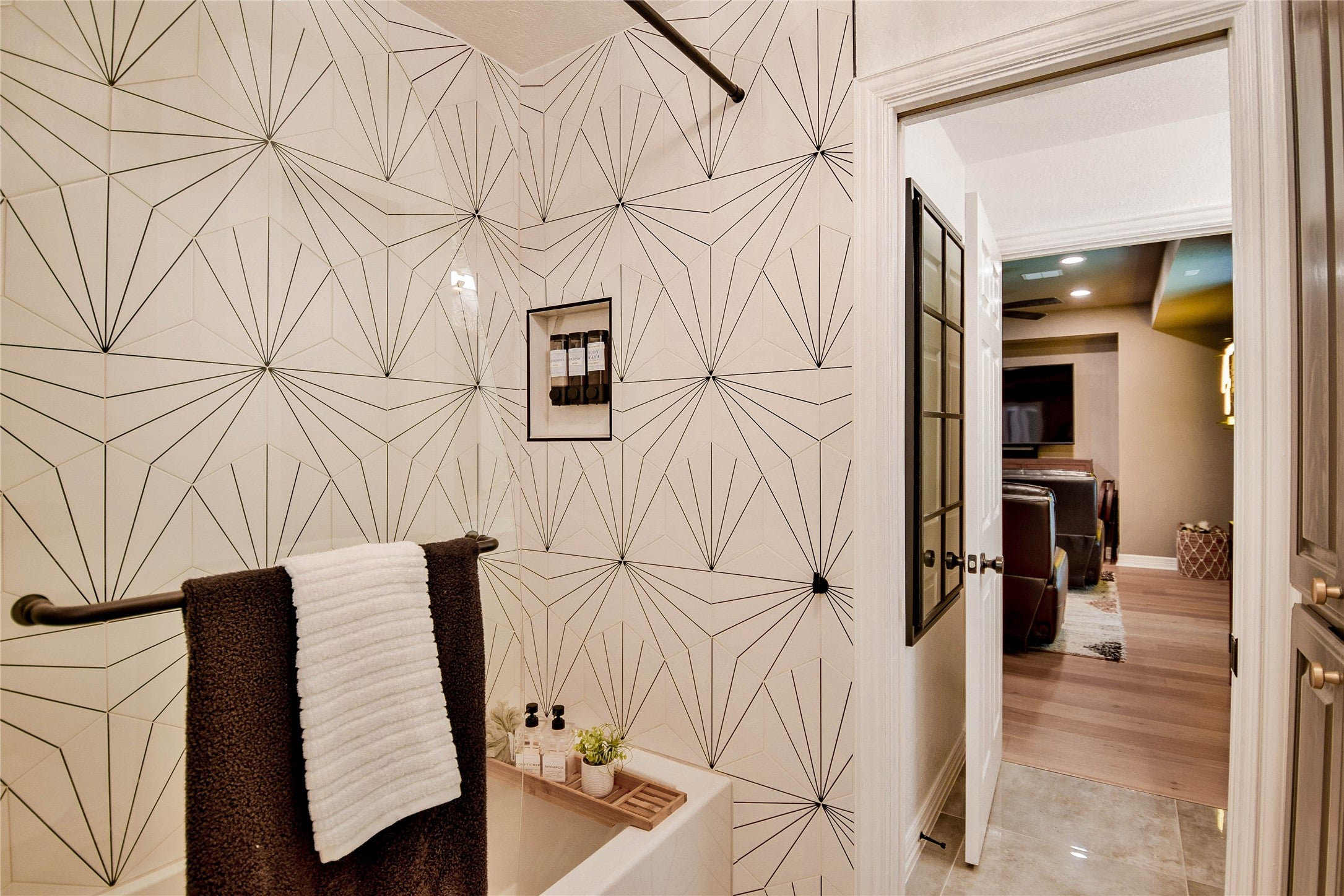 Granbury, Texas, 76048, United States, 3 Bedrooms Bedrooms, ,3 BathroomsBathrooms,Residential,Active,1988467