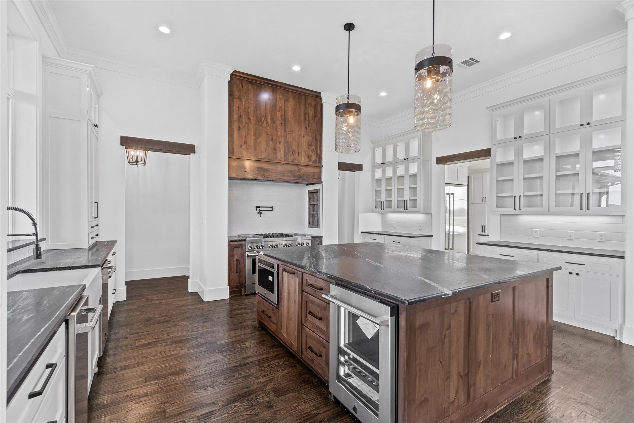 Granbury, Texas, 76048, United States, 5 Bedrooms Bedrooms, ,7 BathroomsBathrooms,Residential,Active,1909834