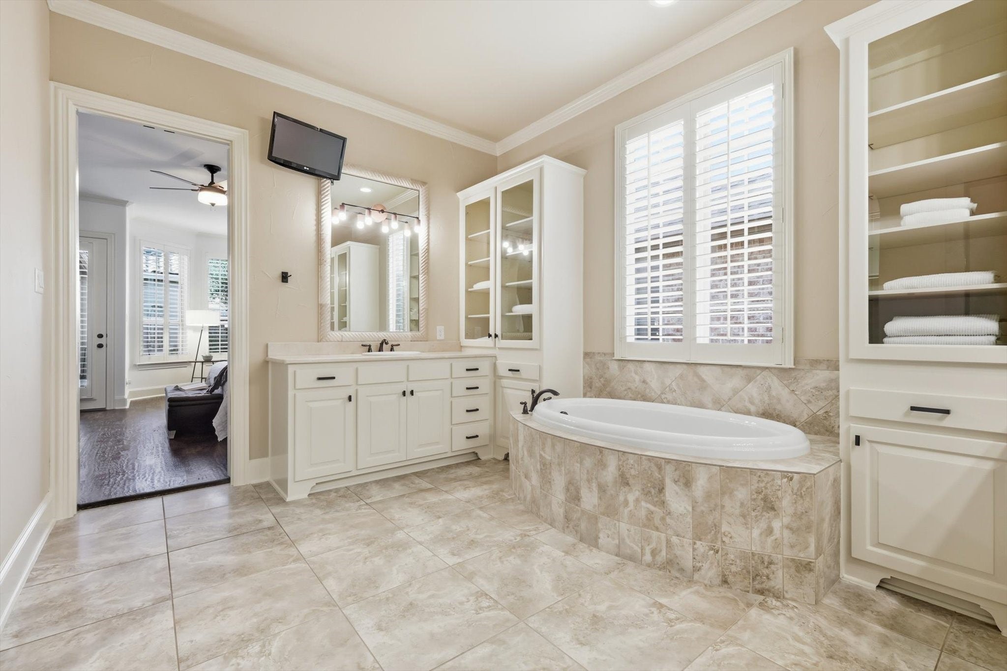 Carrollton, Texas, 75010, United States, 4 Bedrooms Bedrooms, ,7 BathroomsBathrooms,Residential,Active,1960128