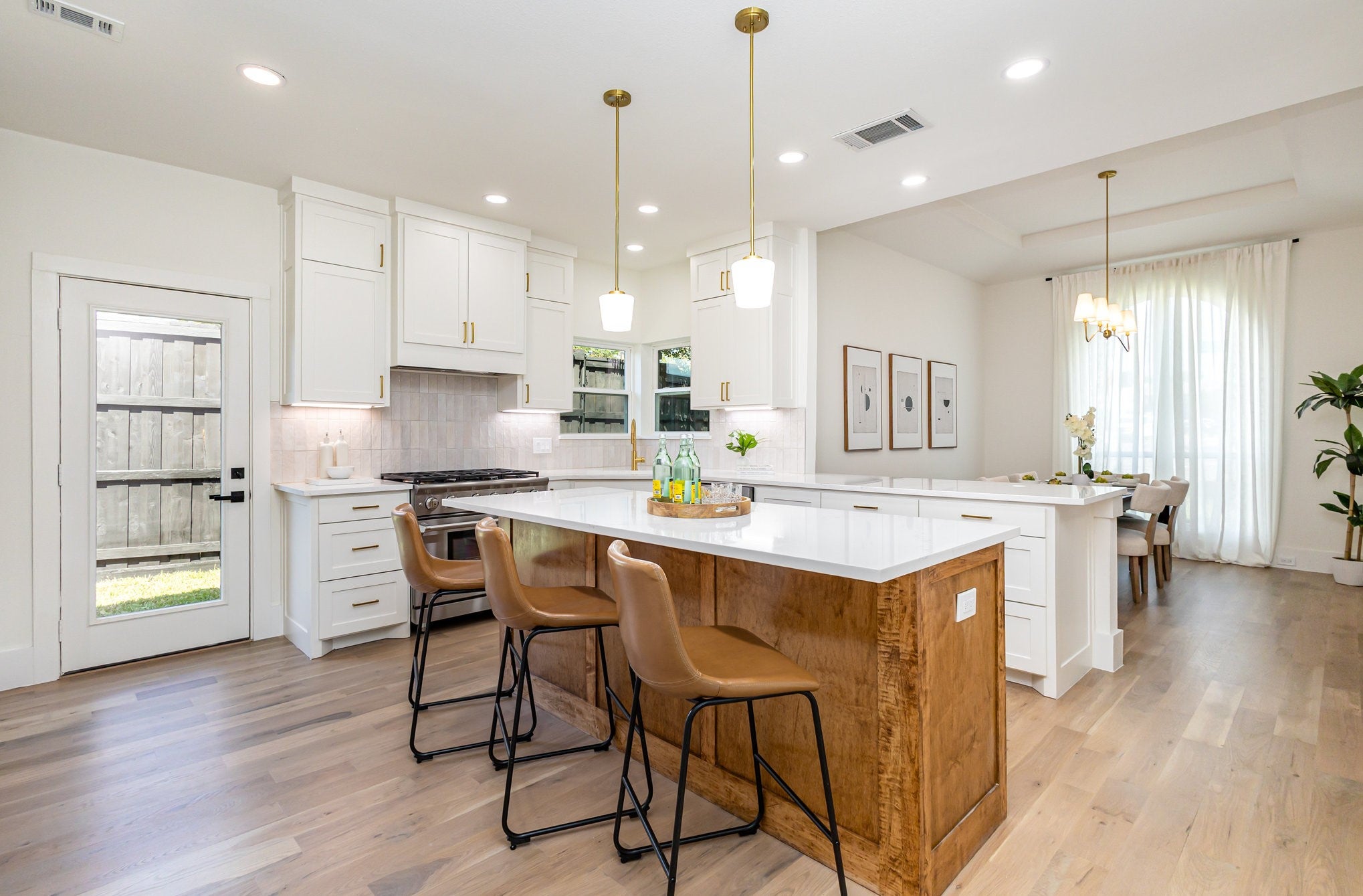 Dallas, Texas, 75214, United States, 4 Bedrooms Bedrooms, ,4 BathroomsBathrooms,Residential,Active,1909628