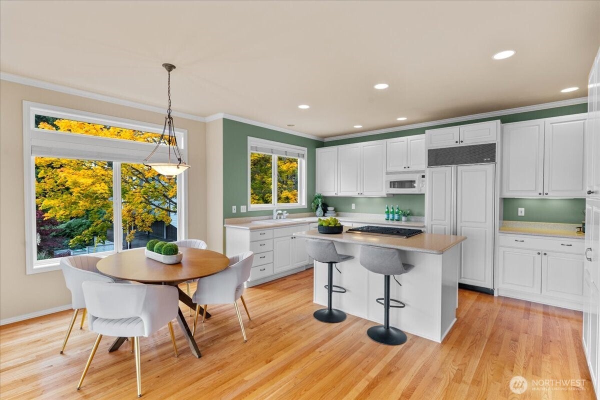 Kirkland, Washington, 98033, United States, 3 Bedrooms Bedrooms, ,2 BathroomsBathrooms,Residential,Active,1968423