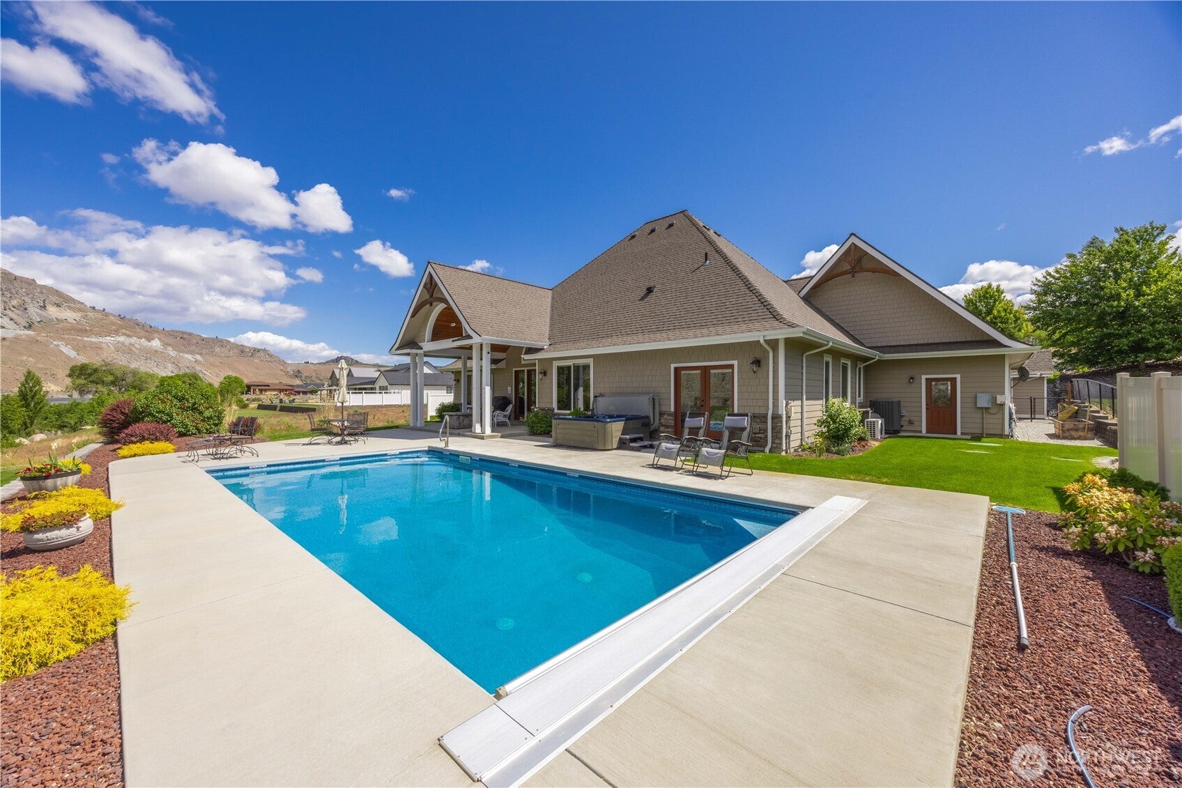Orondo, Washington, 98843, United States, 3 Bedrooms Bedrooms, ,4 BathroomsBathrooms,Residential,Active,1823970