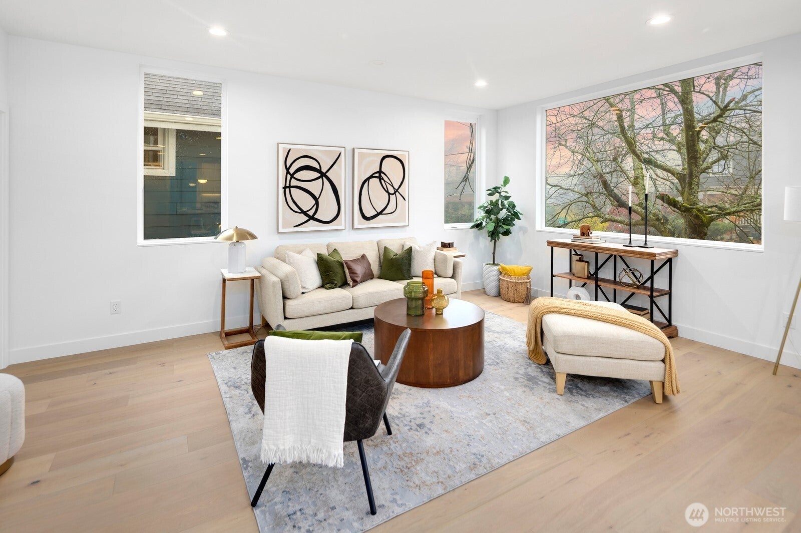 Seattle, Washington, 98122, United States, 4 Bedrooms Bedrooms, ,4 BathroomsBathrooms,Residential,Active,1992279