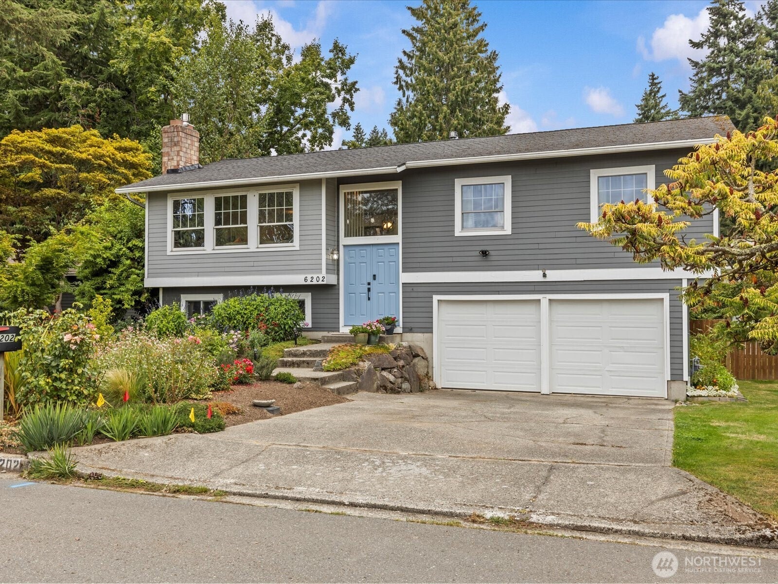 Kirkland, Washington, 98033, United States, 3 Bedrooms Bedrooms, ,3 BathroomsBathrooms,Residential,Active,1941339
