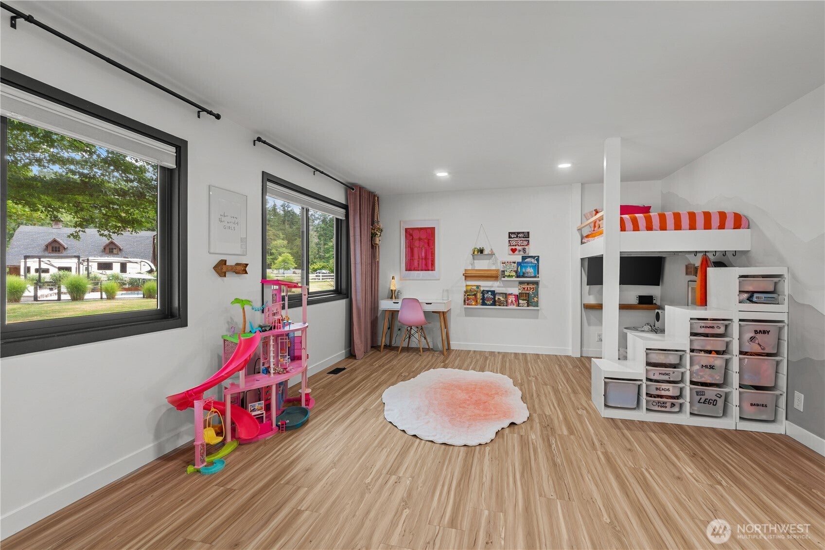 Issaquah, Washington, 98027, United States, 4 Bedrooms Bedrooms, ,3 BathroomsBathrooms,Residential,Active,1892601