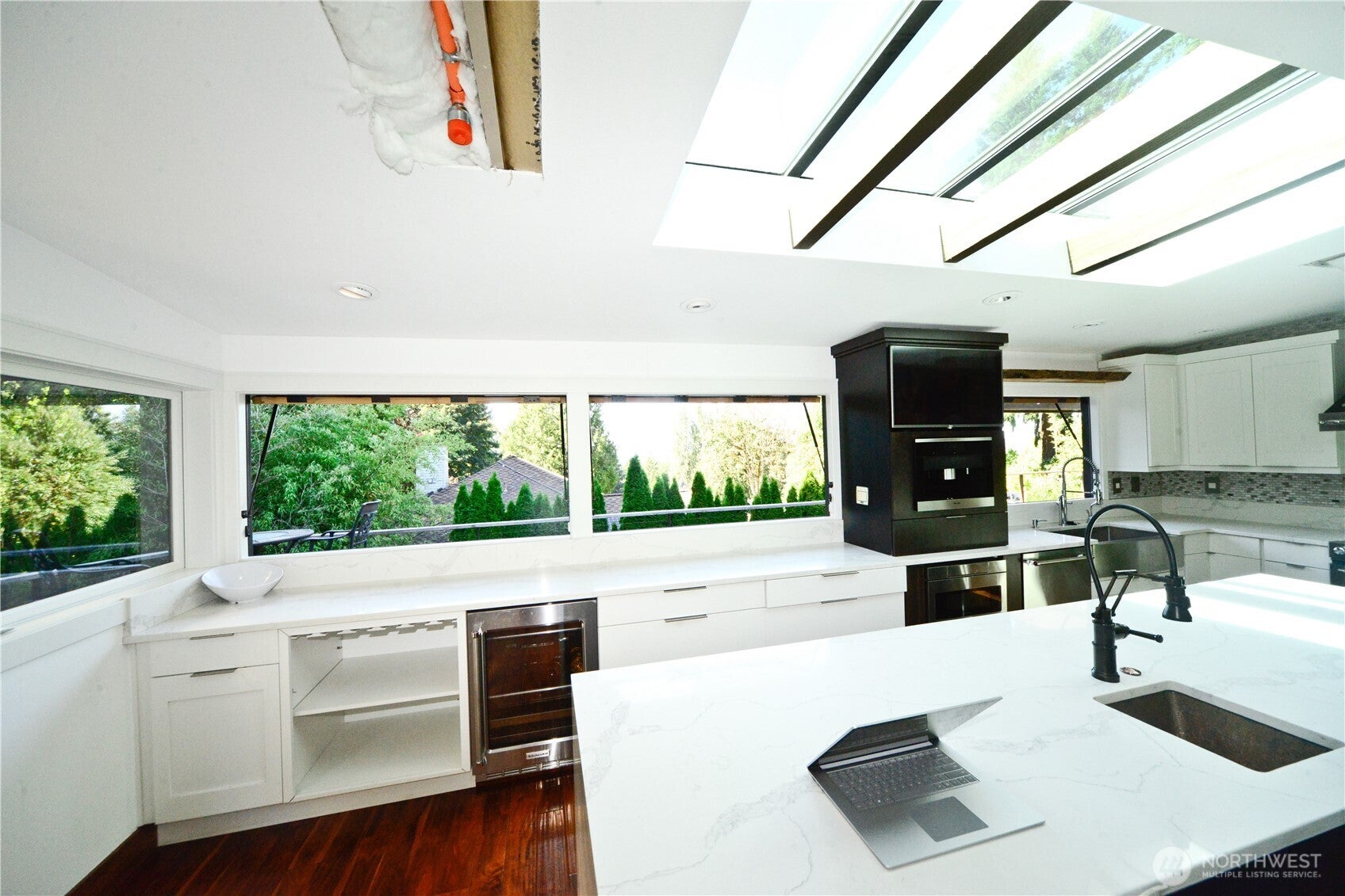 Kirkland, Washington, 98033, United States, 3 Bedrooms Bedrooms, ,3 BathroomsBathrooms,Residential,Active,1945839