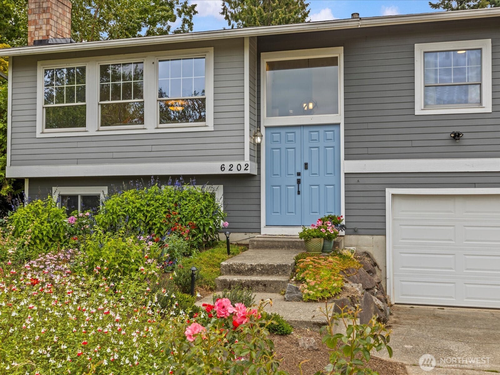 Kirkland, Washington, 98033, United States, 3 Bedrooms Bedrooms, ,3 BathroomsBathrooms,Residential,Active,1941339