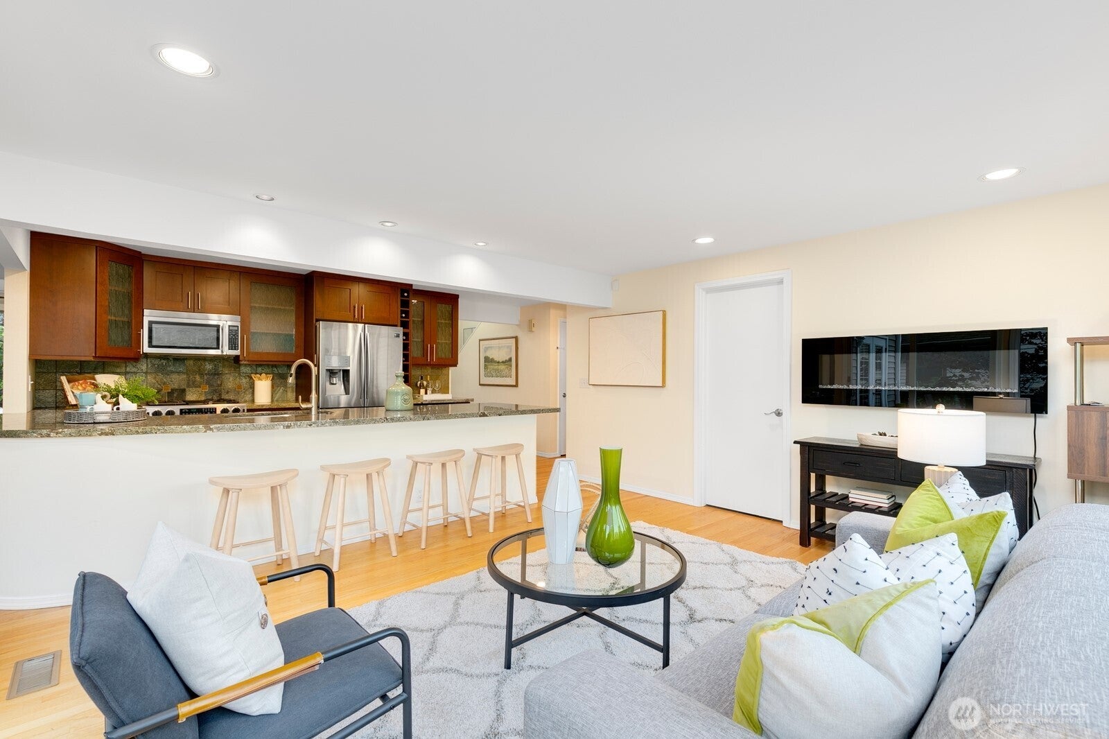 Kirkland, Washington, 98033, United States, 4 Bedrooms Bedrooms, ,3 BathroomsBathrooms,Residential,Active,1909901