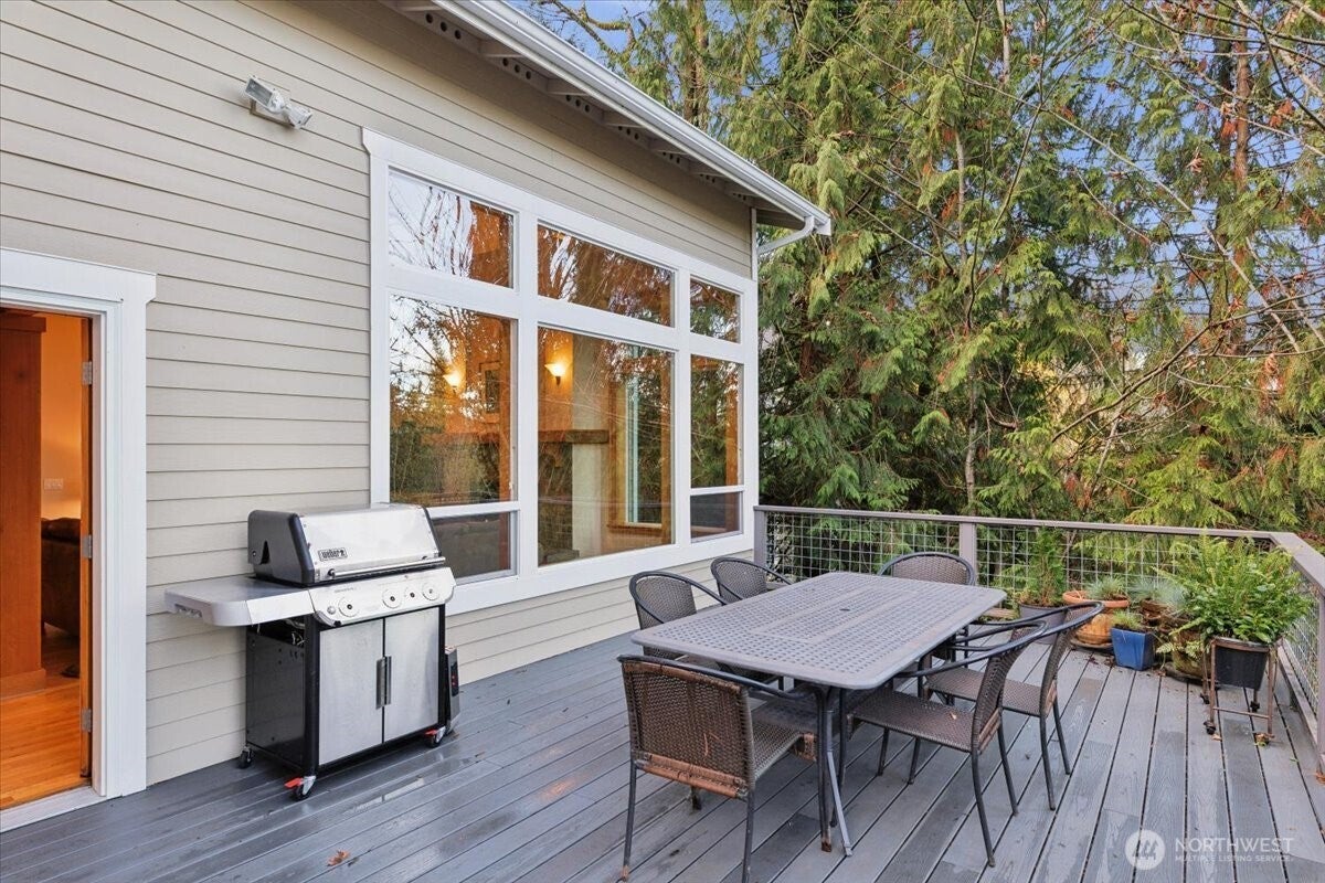 Lake Forest Park, Washington, 98155, United States, 6 Bedrooms Bedrooms, ,4 BathroomsBathrooms,Residential,Active,1996284