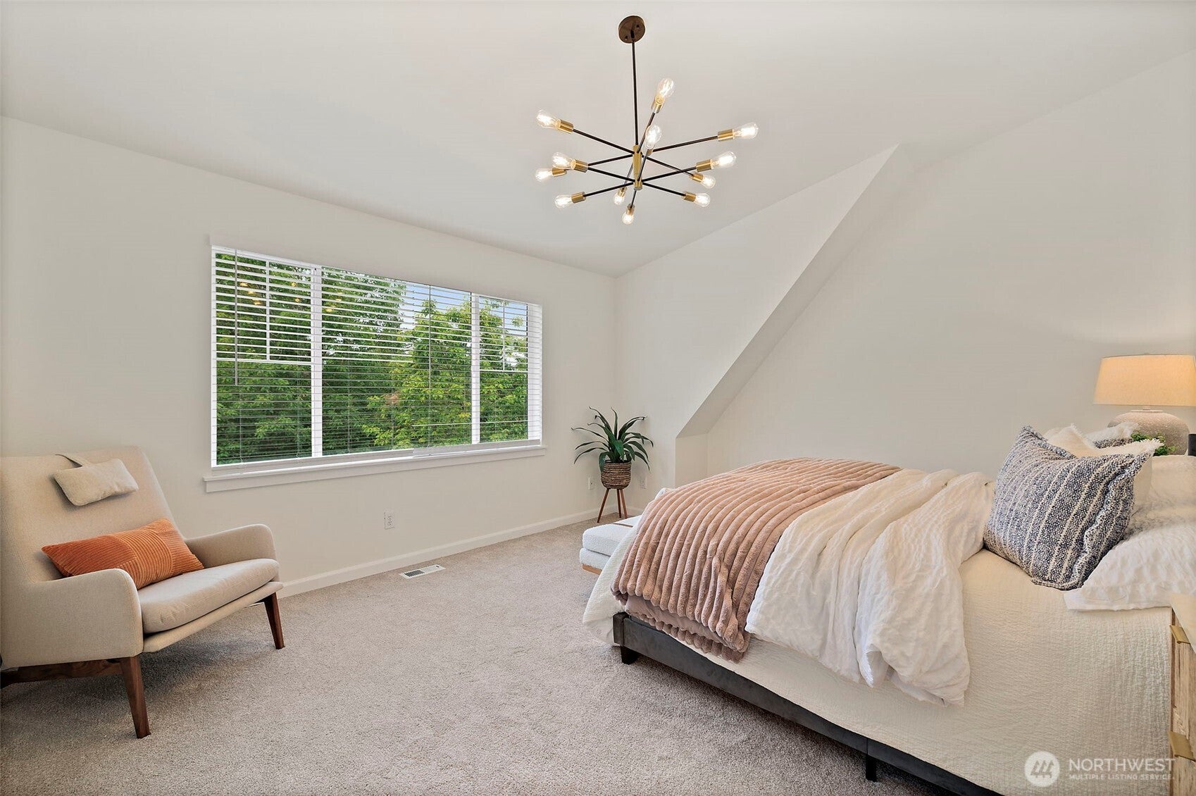 Snoqualmie, Washington, 98065, United States, 4 Bedrooms Bedrooms, ,4 BathroomsBathrooms,Residential,Pending,2009402