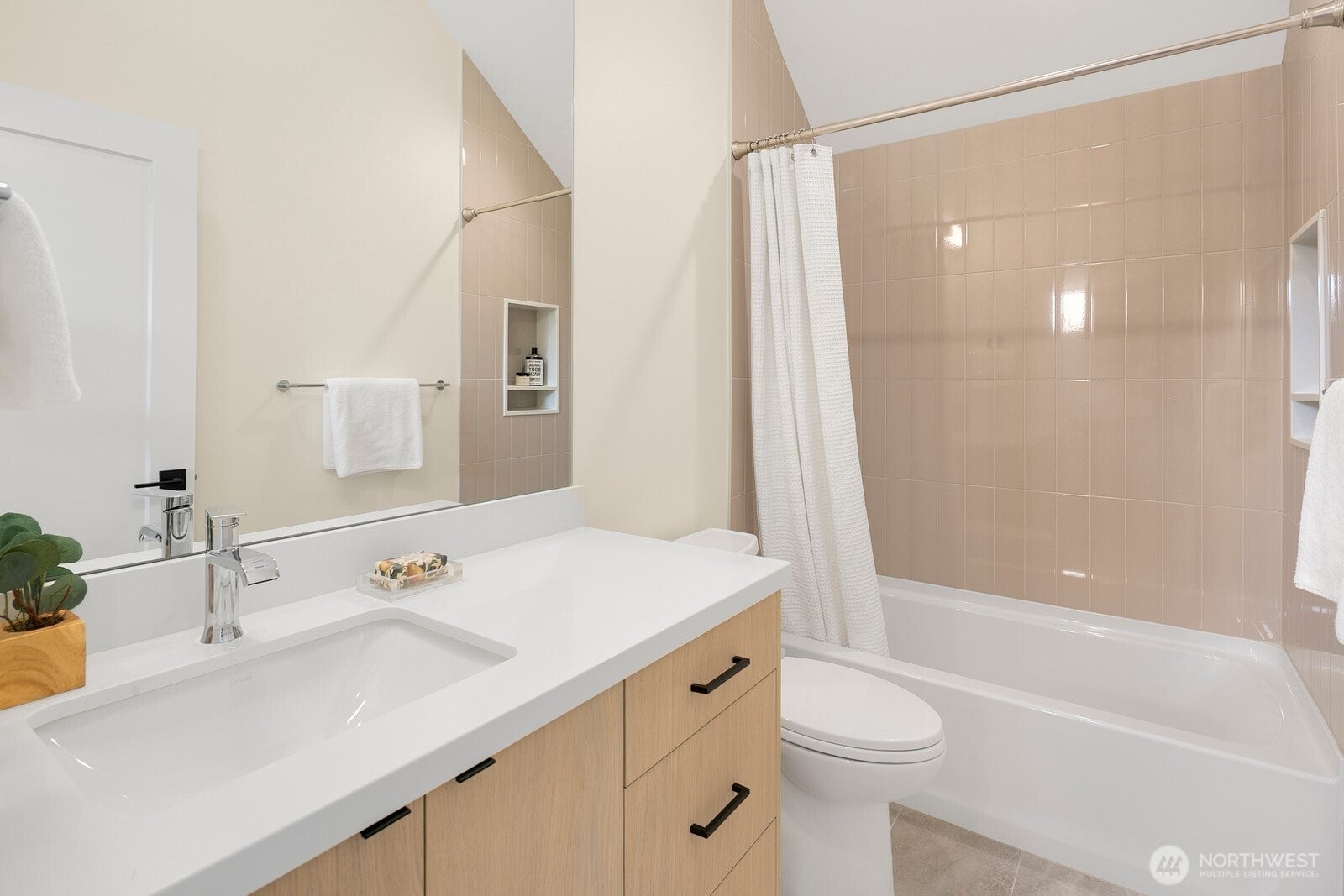 Seattle, Washington, 98115, United States, 4 Bedrooms Bedrooms, ,4 BathroomsBathrooms,Residential,Active,1988432