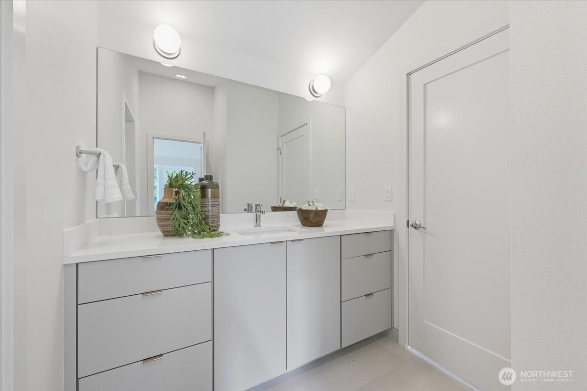 Seattle, Washington, 98125, United States, 4 Bedrooms Bedrooms, ,4 BathroomsBathrooms,Residential,Active,1943816