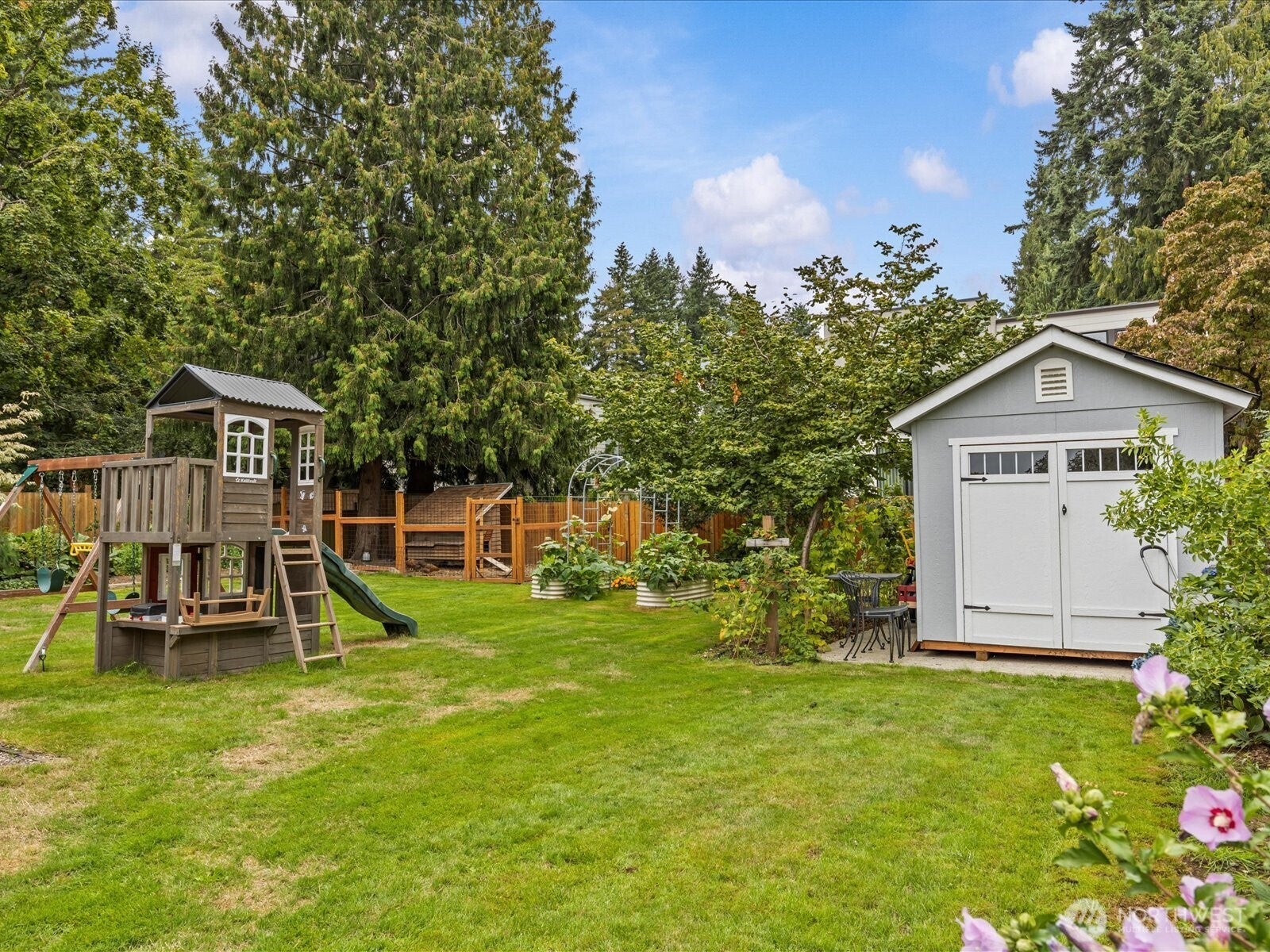 Kirkland, Washington, 98033, United States, 3 Bedrooms Bedrooms, ,3 BathroomsBathrooms,Residential,Active,1941339