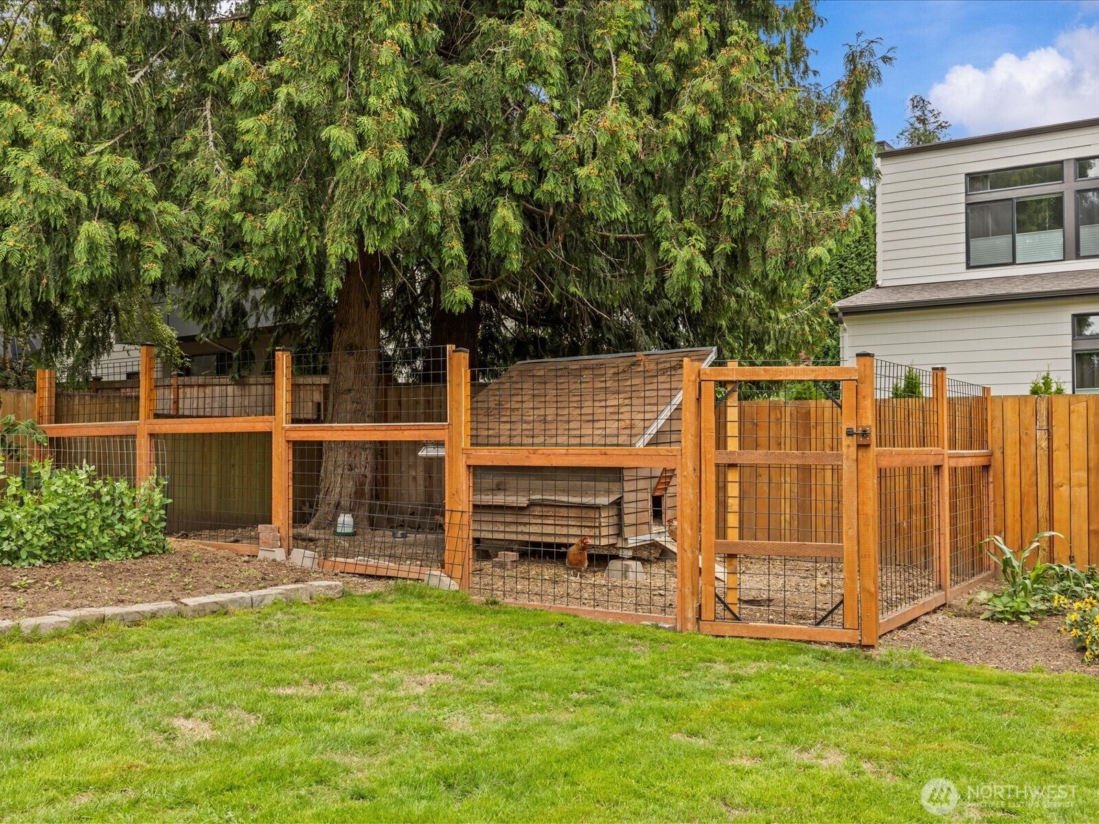 Kirkland, Washington, 98033, United States, 3 Bedrooms Bedrooms, ,3 BathroomsBathrooms,Residential,Active,1941339