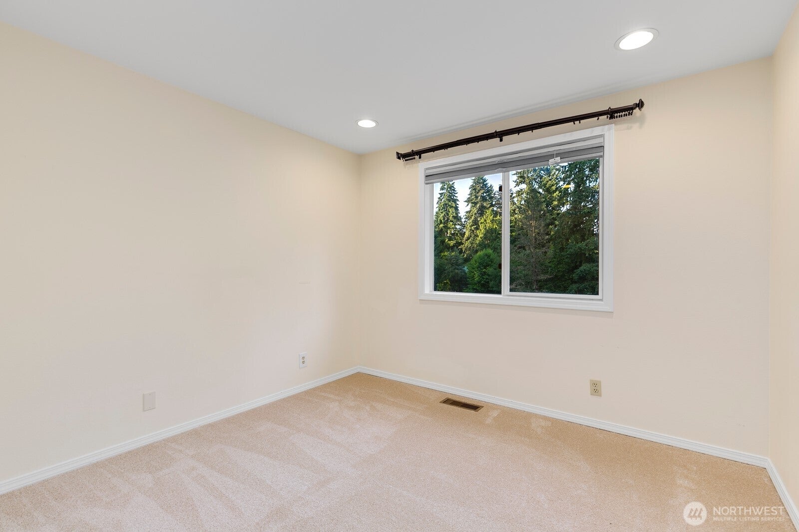 Kirkland, Washington, 98033, United States, 4 Bedrooms Bedrooms, ,3 BathroomsBathrooms,Residential,Active,1909901