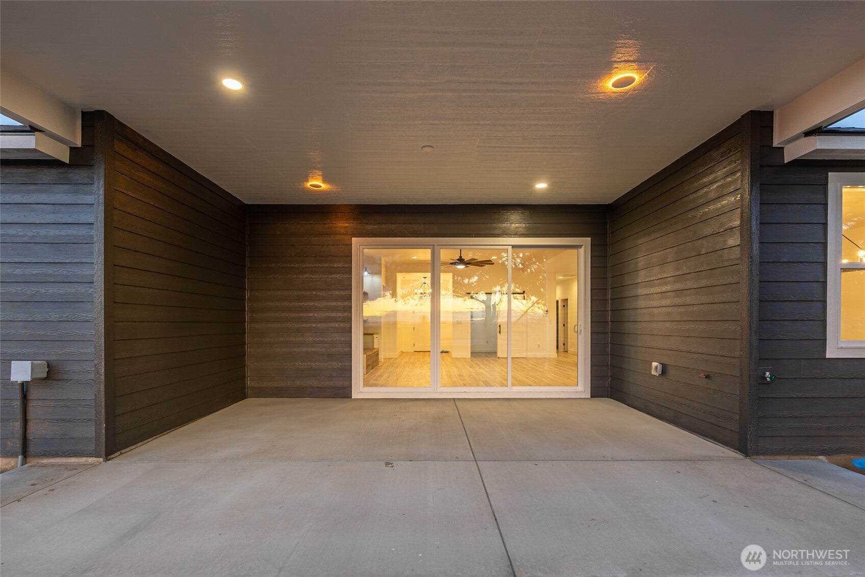 Kennewick, Washington, 99338, United States, 4 Bedrooms Bedrooms, ,3 BathroomsBathrooms,Residential,Active,1996297