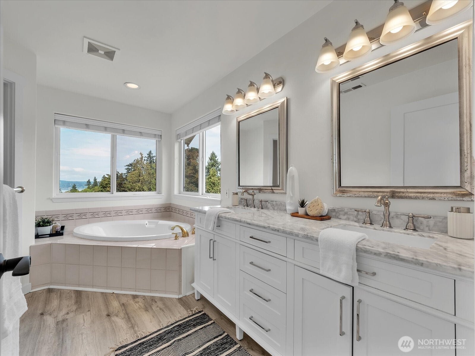 Mukilteo, Washington, 98275, United States, 5 Bedrooms Bedrooms, ,4 BathroomsBathrooms,Residential,Active,1943790