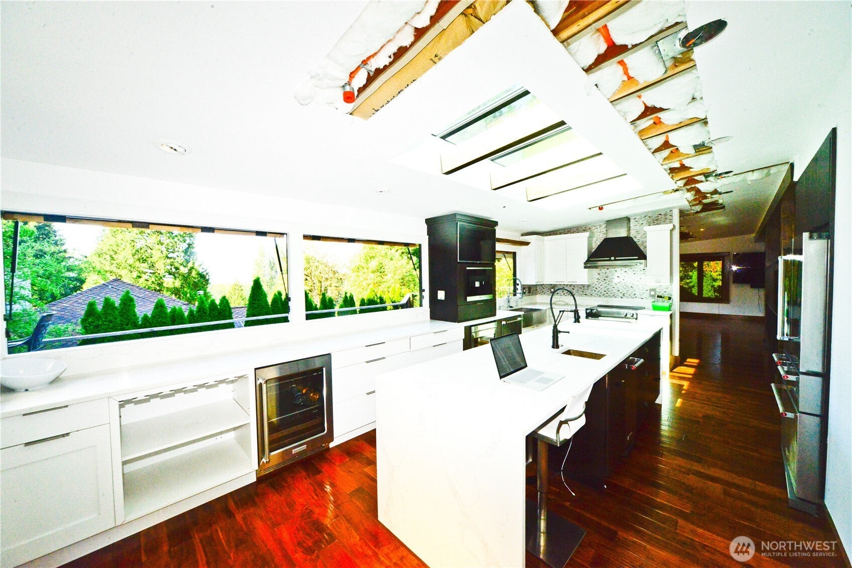 Kirkland, Washington, 98033, United States, 3 Bedrooms Bedrooms, ,3 BathroomsBathrooms,Residential,Active,1945839