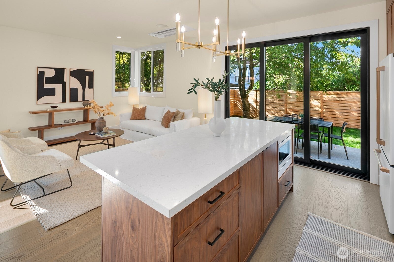 Seattle, Washington, 98115, United States, 4 Bedrooms Bedrooms, ,4 BathroomsBathrooms,Residential,Active,1934821