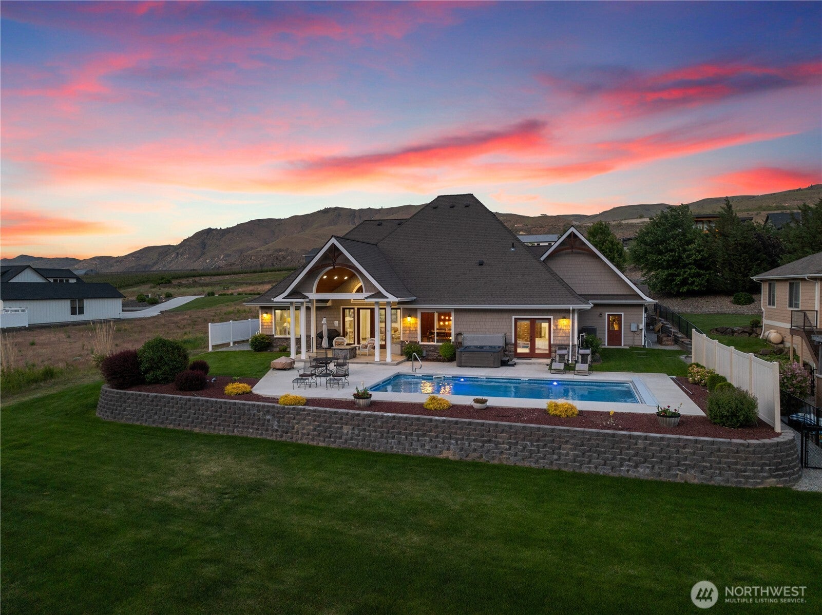 Orondo, Washington, 98843, United States, 3 Bedrooms Bedrooms, ,4 BathroomsBathrooms,Residential,Active,1823970
