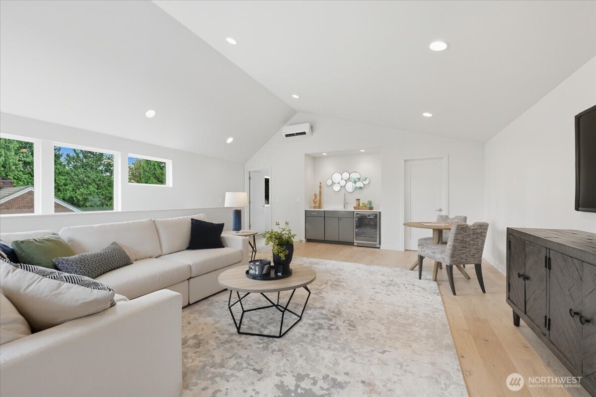 Seattle, Washington, 98125, United States, 4 Bedrooms Bedrooms, ,4 BathroomsBathrooms,Residential,Active,1943807