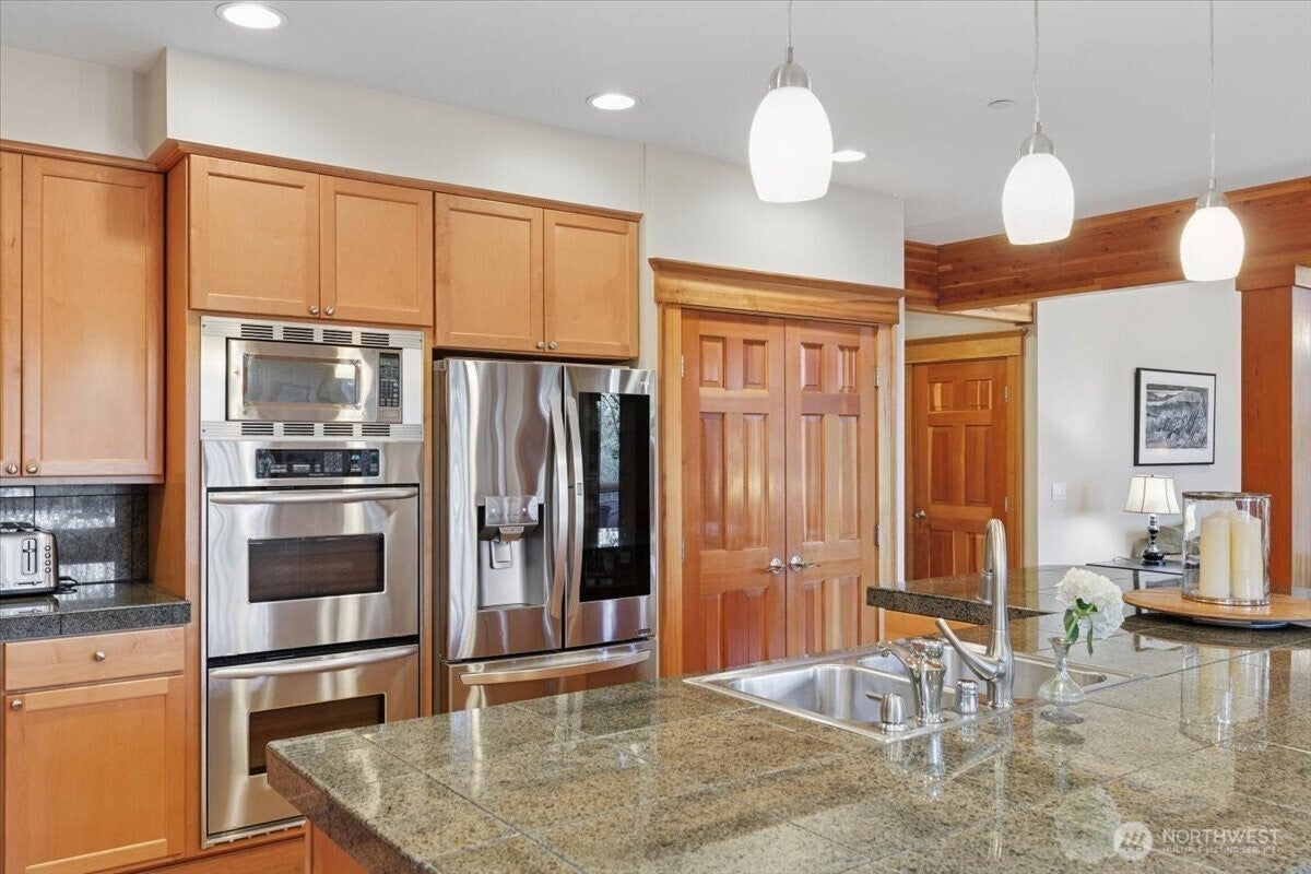 Lake Forest Park, Washington, 98155, United States, 6 Bedrooms Bedrooms, ,4 BathroomsBathrooms,Residential,Active,1996284