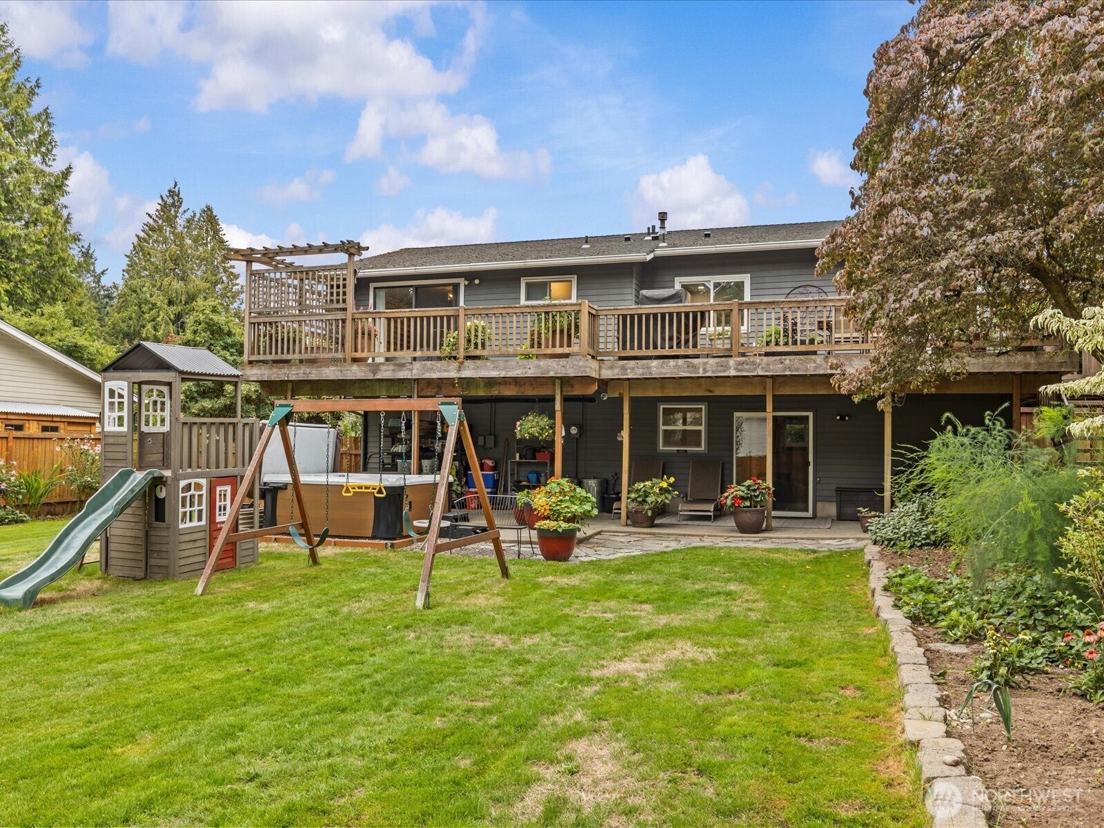 Kirkland, Washington, 98033, United States, 3 Bedrooms Bedrooms, ,3 BathroomsBathrooms,Residential,Active,1941339