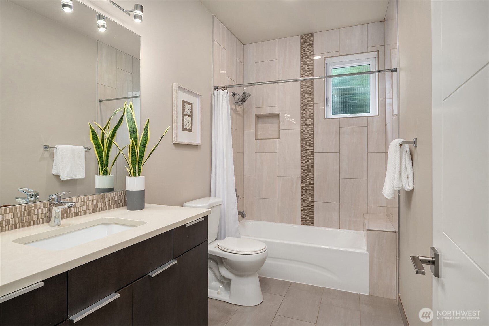 Kirkland, Washington, 98033, United States, 4 Bedrooms Bedrooms, ,5 BathroomsBathrooms,Residential,Active,1973549