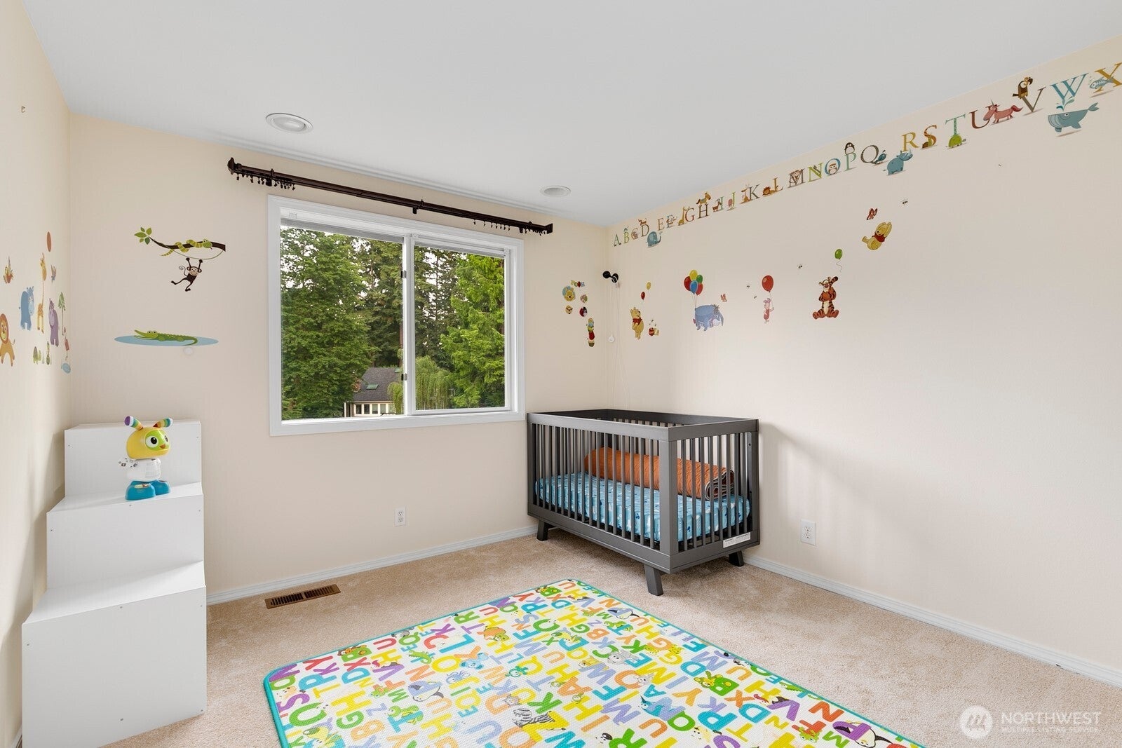 Kirkland, Washington, 98033, United States, 4 Bedrooms Bedrooms, ,3 BathroomsBathrooms,Residential,Active,1909901