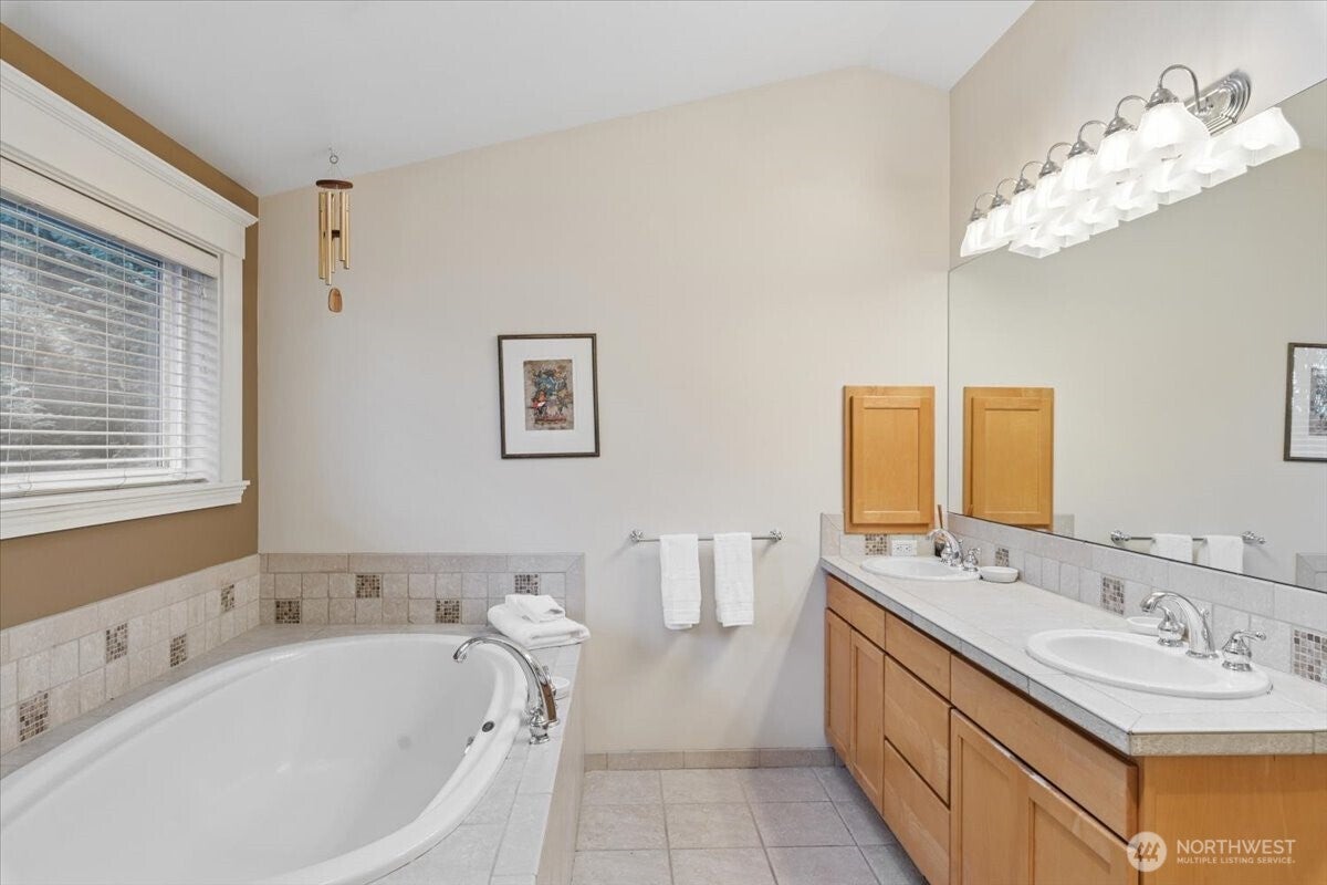 Lake Forest Park, Washington, 98155, United States, 6 Bedrooms Bedrooms, ,4 BathroomsBathrooms,Residential,Active,1996284