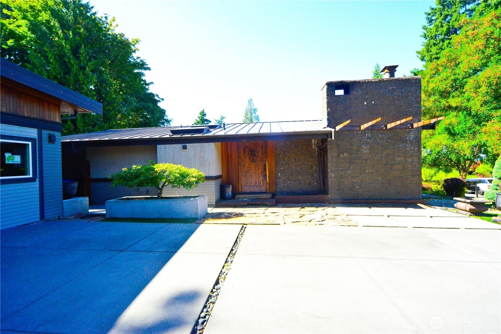 Kirkland, Washington, 98033, United States, 3 Bedrooms Bedrooms, ,3 BathroomsBathrooms,Residential,Active,1945839