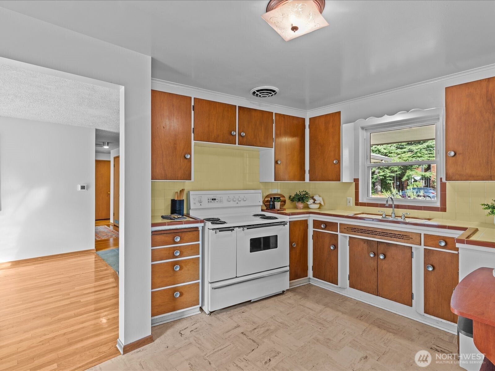 Seattle, Washington, 98103, United States, 3 Bedrooms Bedrooms, ,1 BathroomBathrooms,Residential,Active,1953017
