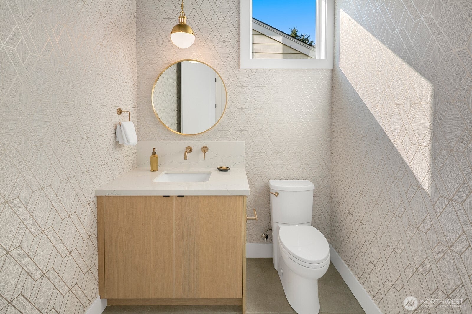 Seattle, Washington, 98115, United States, 4 Bedrooms Bedrooms, ,4 BathroomsBathrooms,Residential,Active,1933886