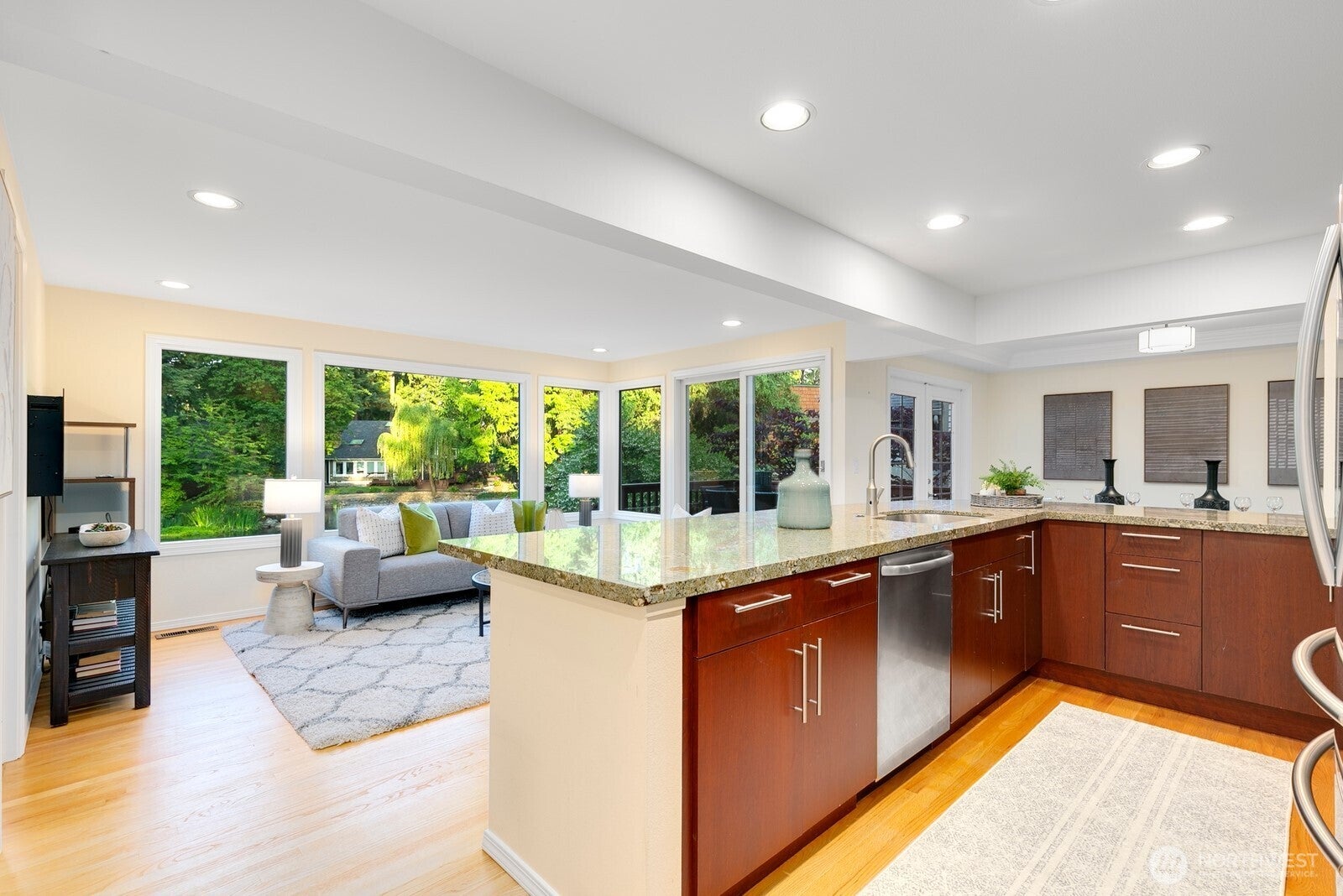 Kirkland, Washington, 98033, United States, 4 Bedrooms Bedrooms, ,3 BathroomsBathrooms,Residential,Active,1909901